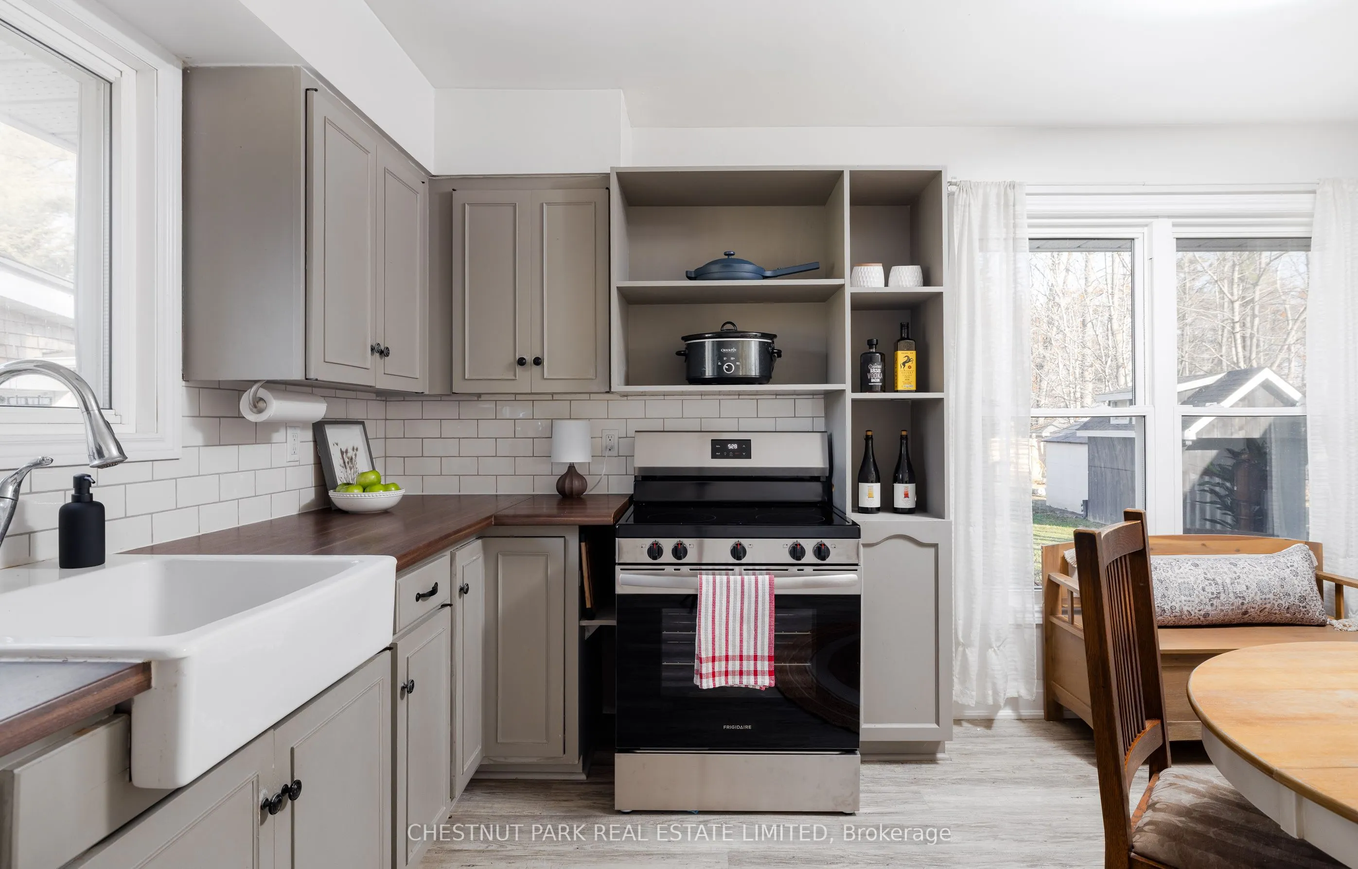 47 Lakeshore Road W