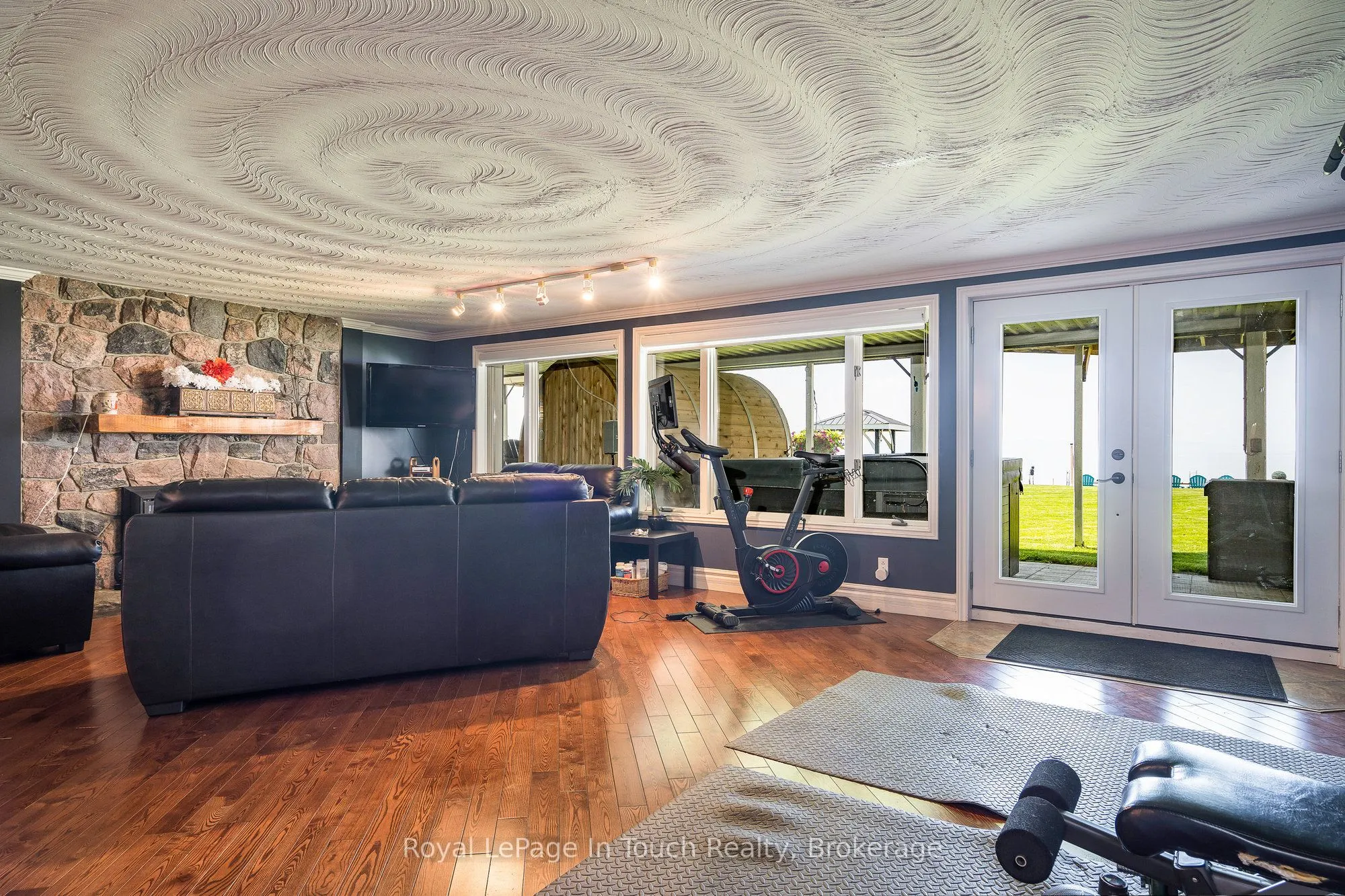 8 TINY BEACHES Road S