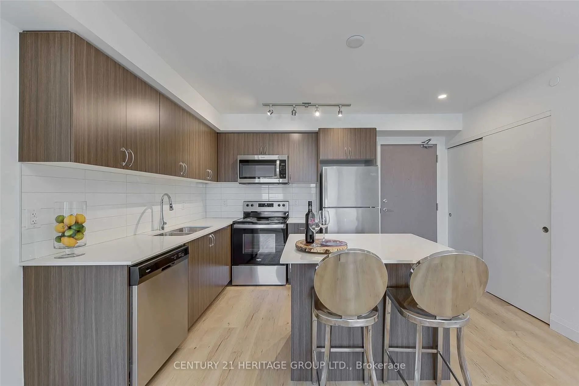 58 Lakeside Terrace #808