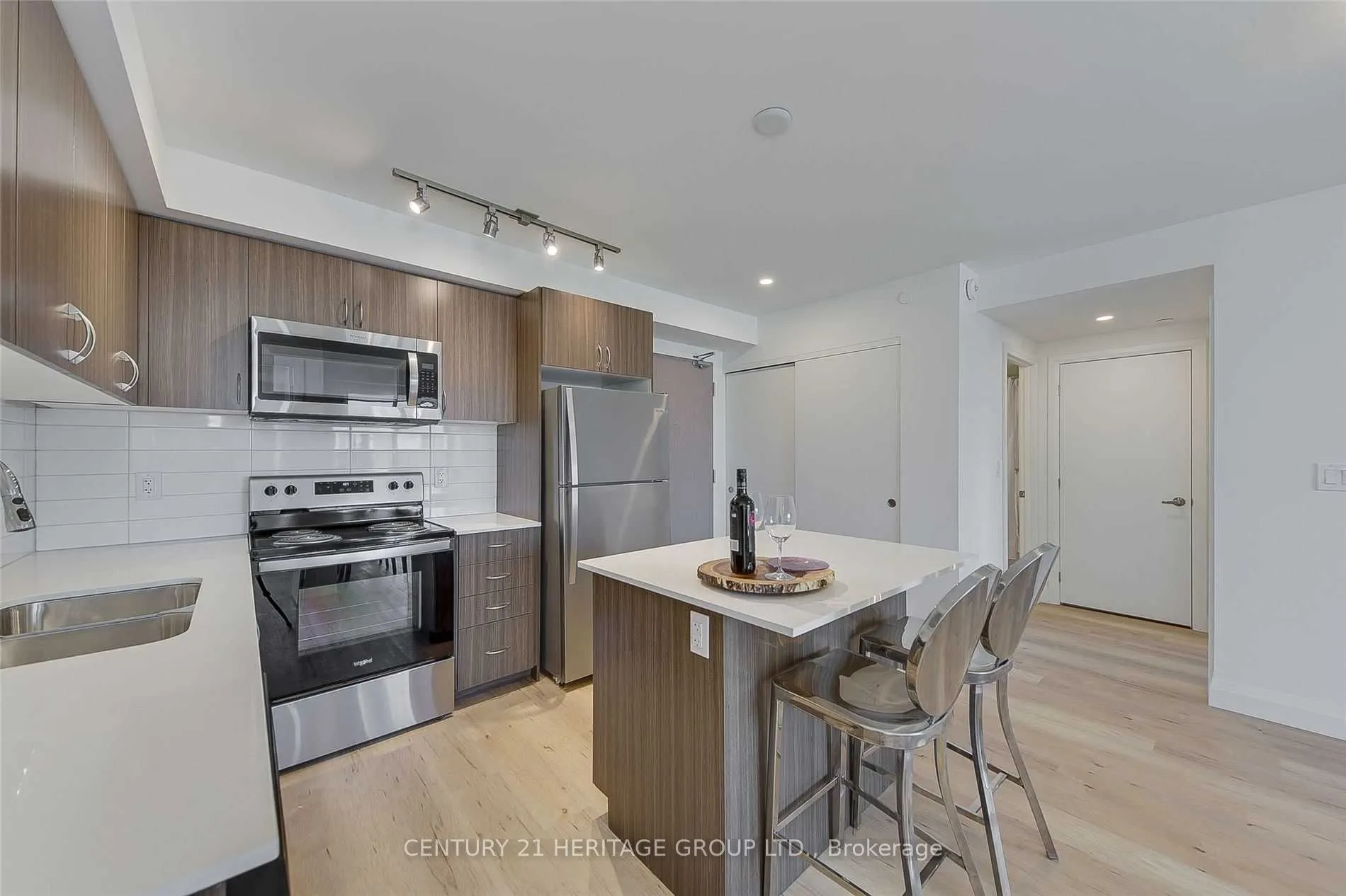 58 Lakeside Terrace #808