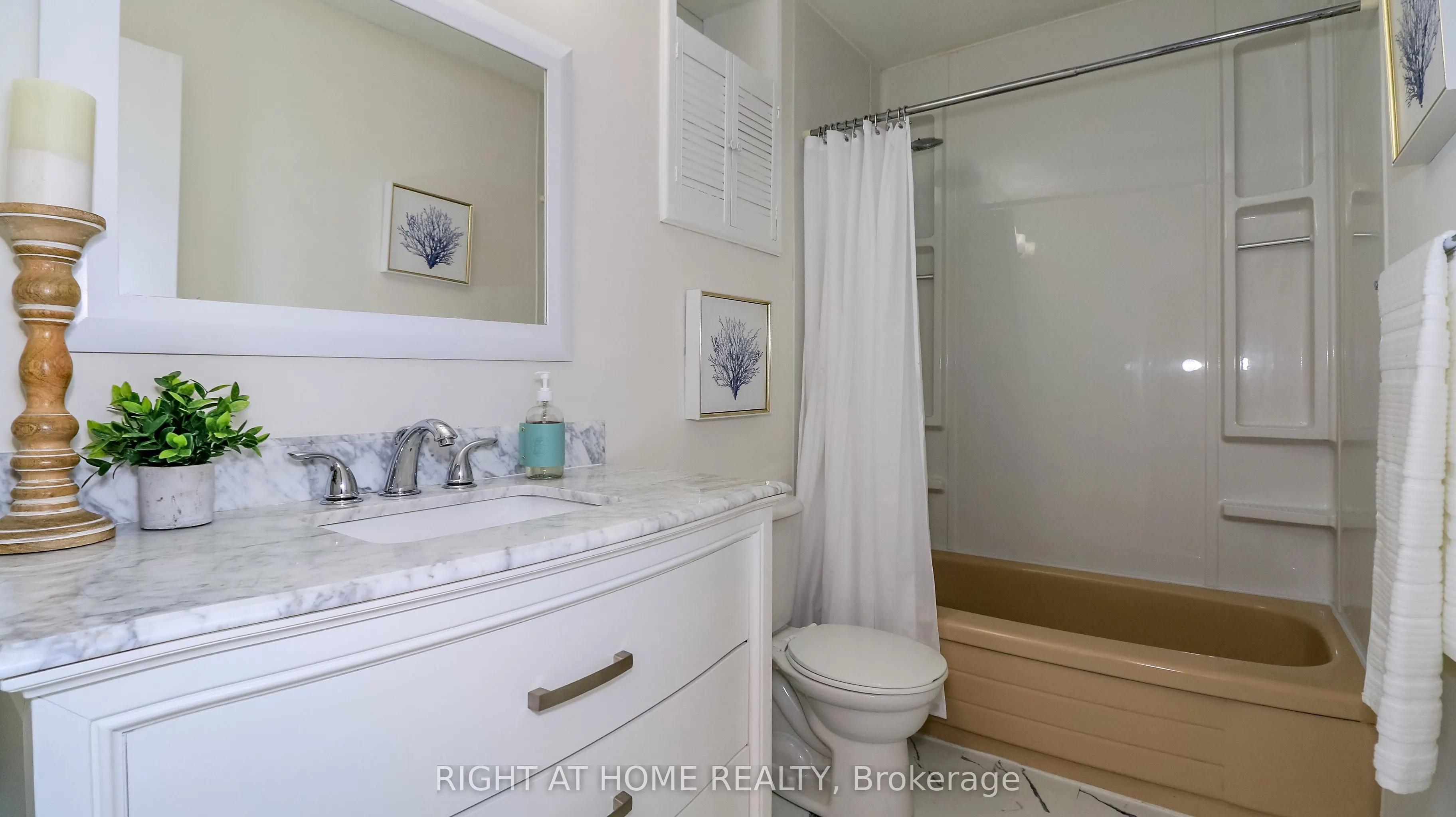 1059 Glen Mhor Crescent