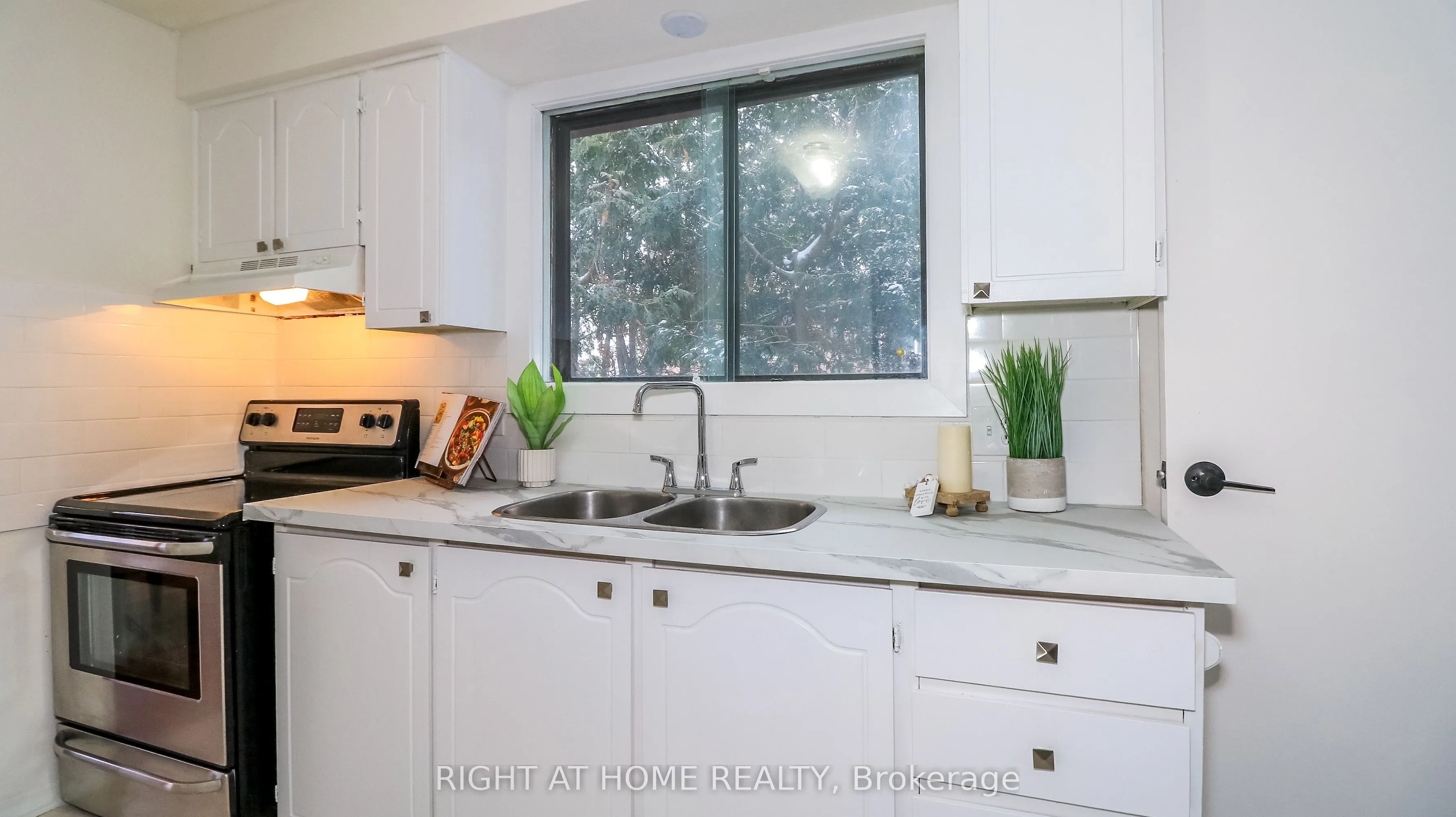 1059 Glen Mhor Crescent