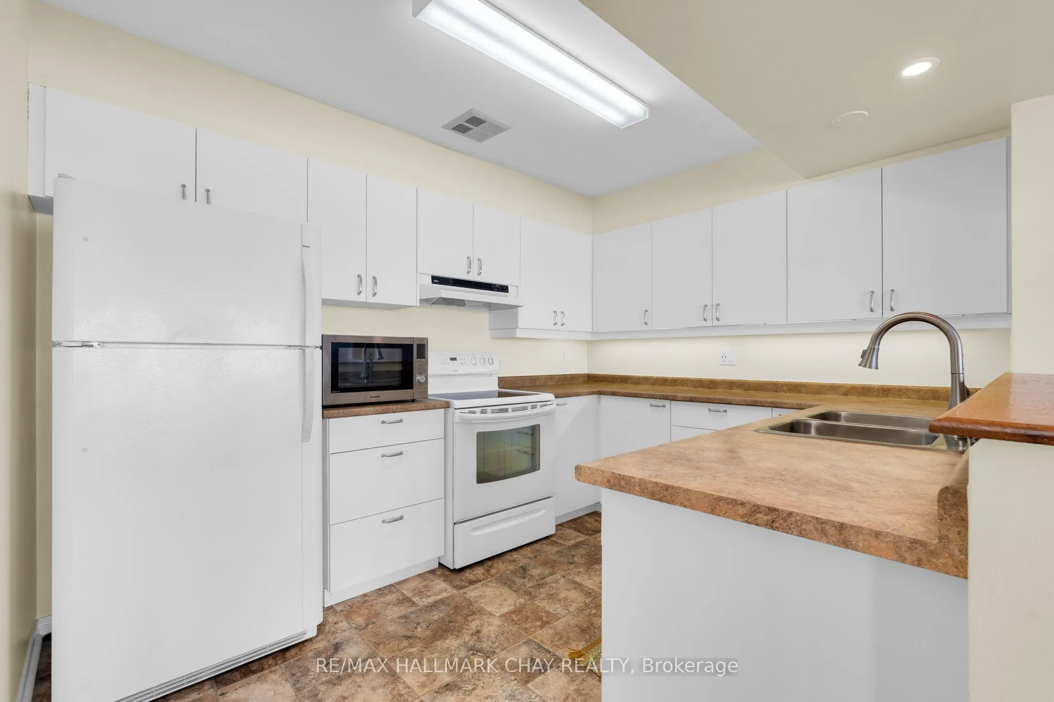 21 Kempenfelt Drive #103