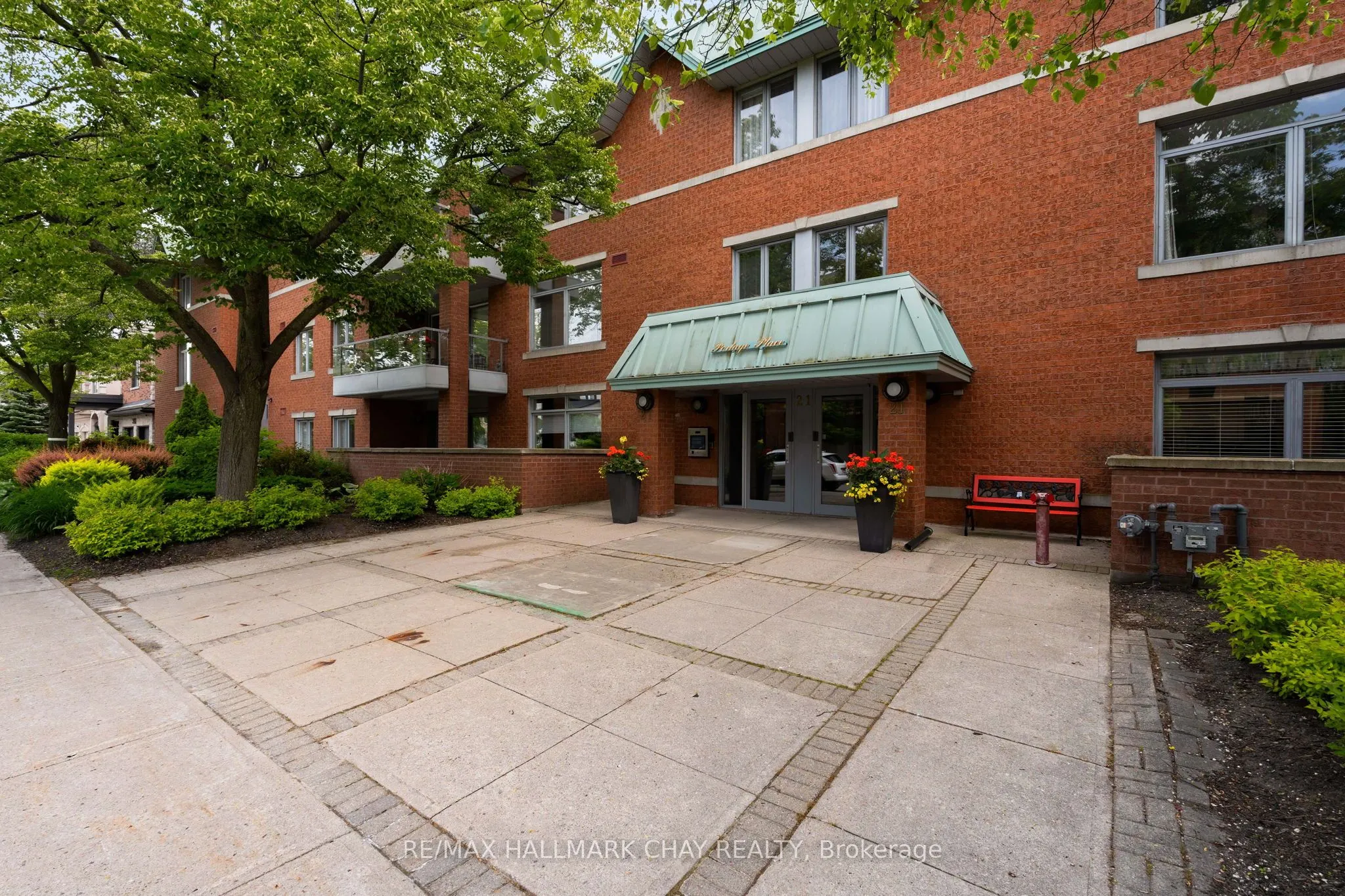 21 Kempenfelt Drive #103