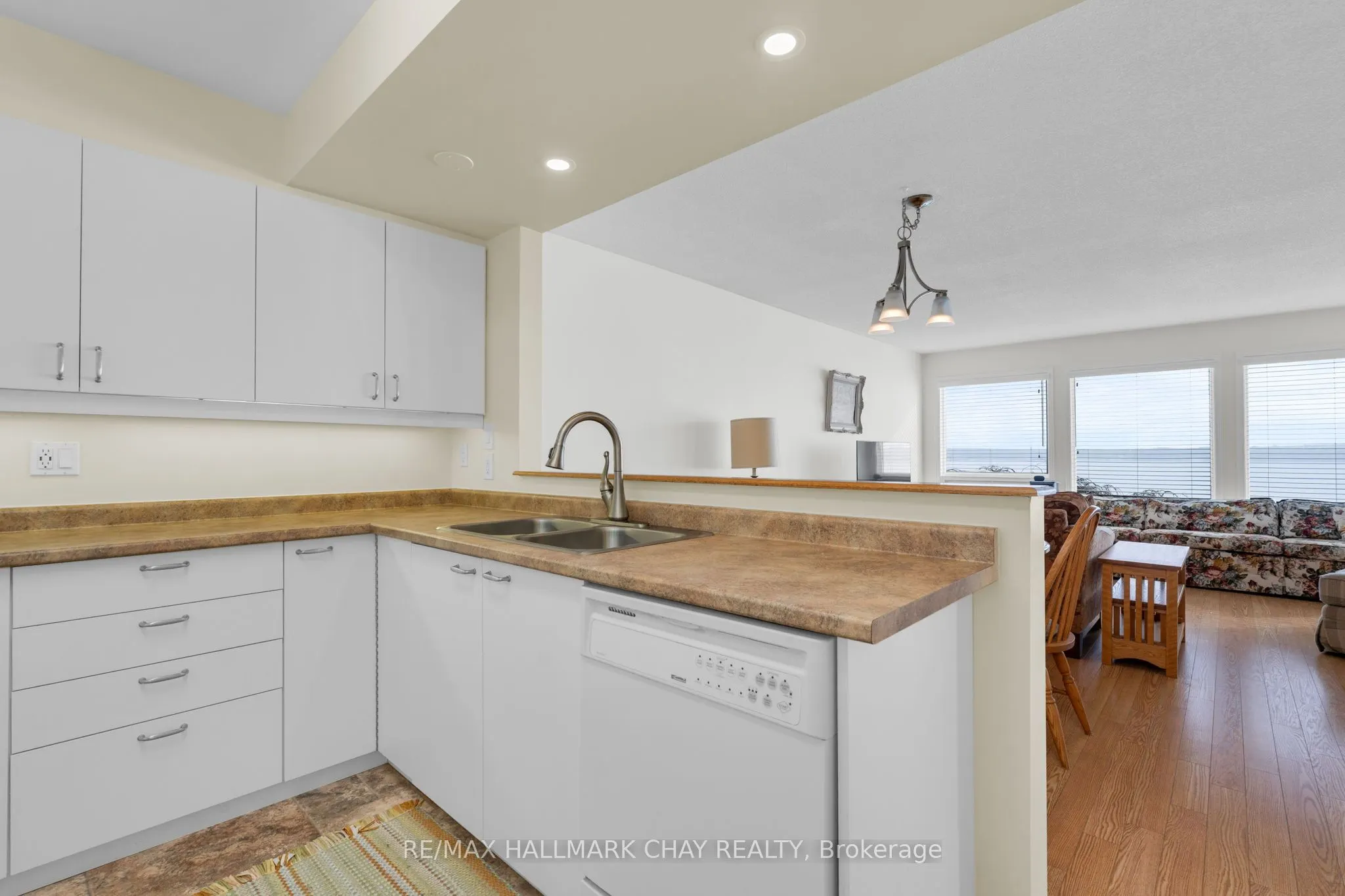 21 Kempenfelt Drive #103