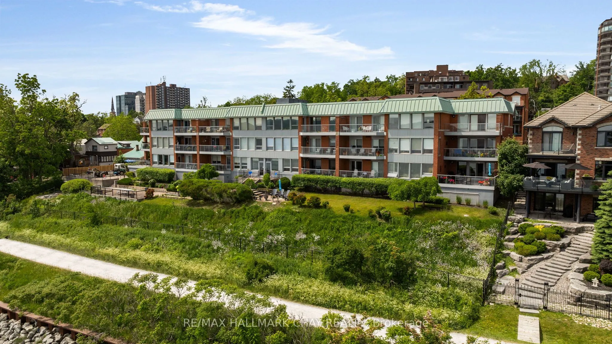 21 Kempenfelt Drive #103