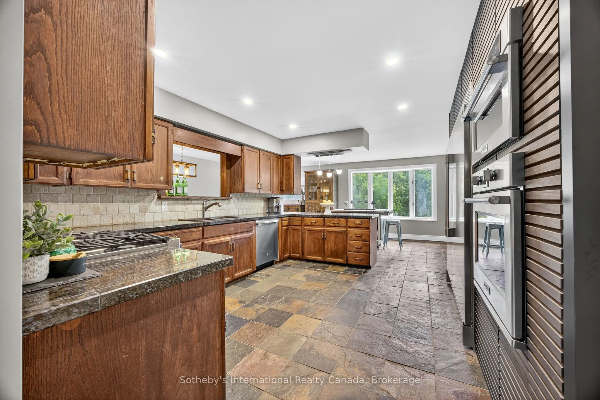 79 Caroline Street W