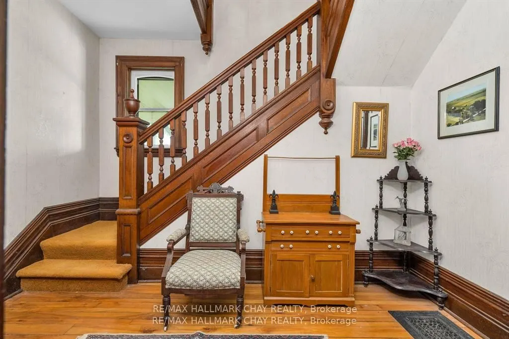 1407 Flos 8 Road W