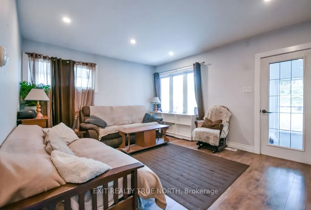 125 Queen Street W