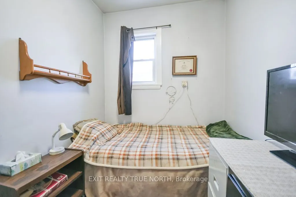 125 Queen Street W