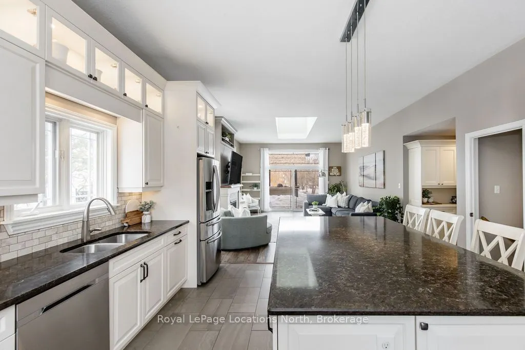 1094 RIVER Road W