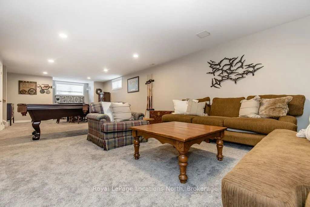 1094 RIVER Road W