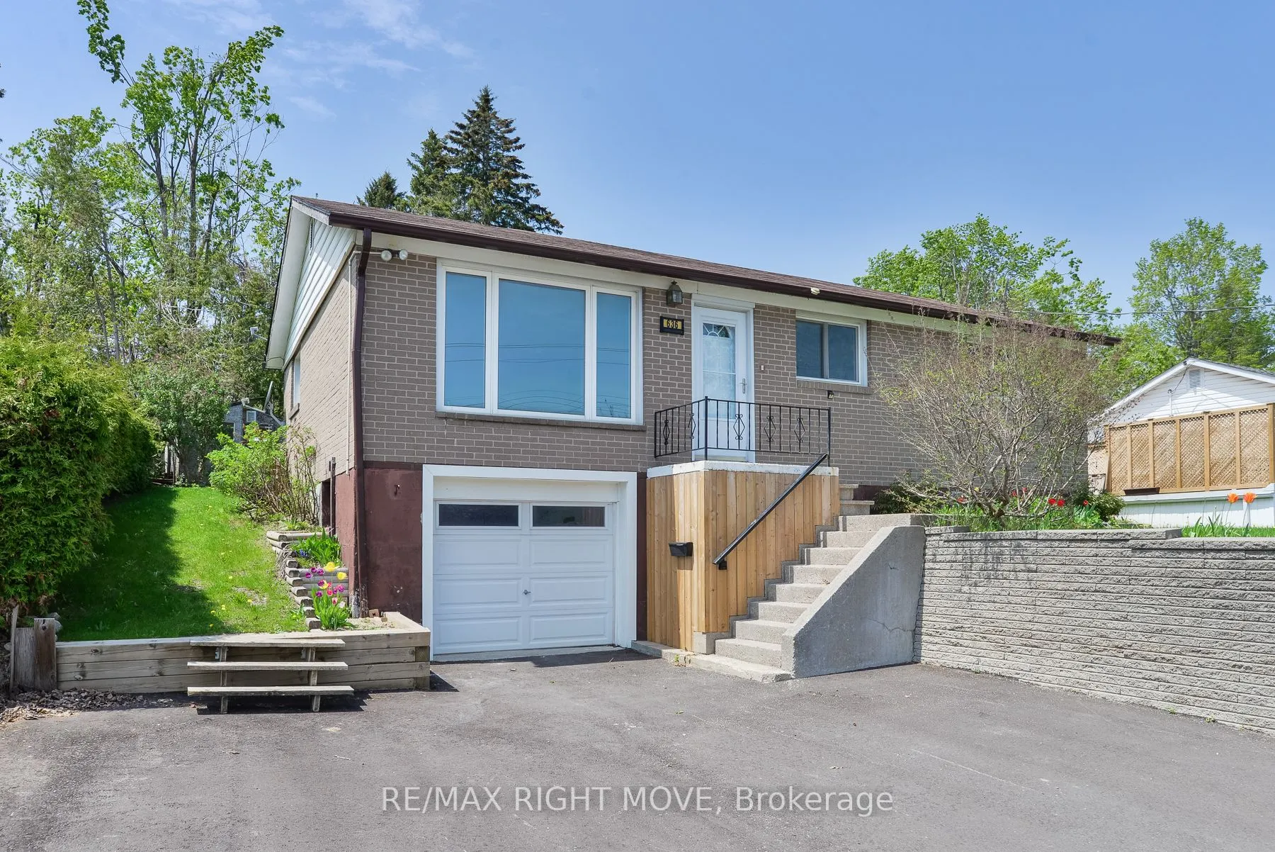 636 Mississaga Street W
