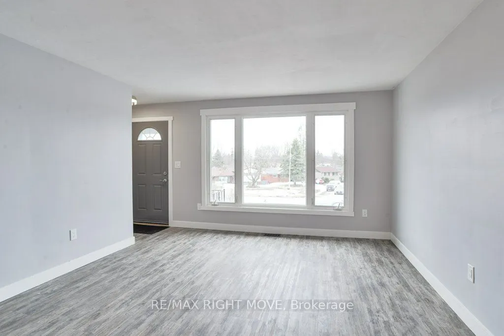 636 Mississaga Street W