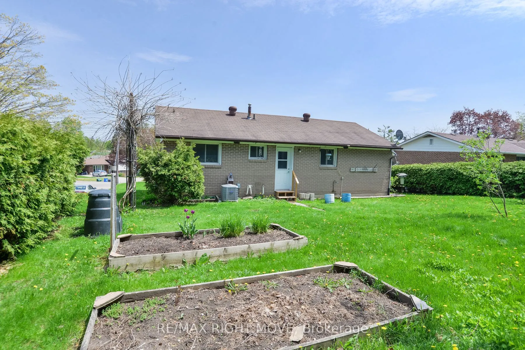 636 Mississaga Street W