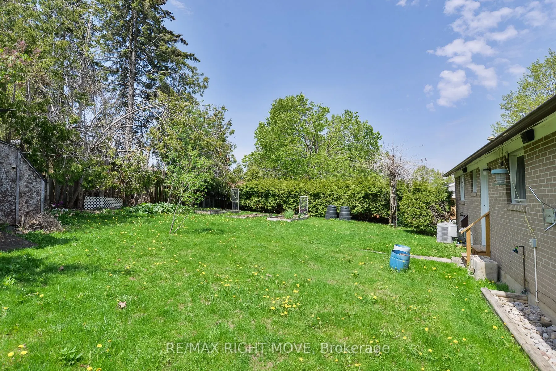 636 Mississaga Street W