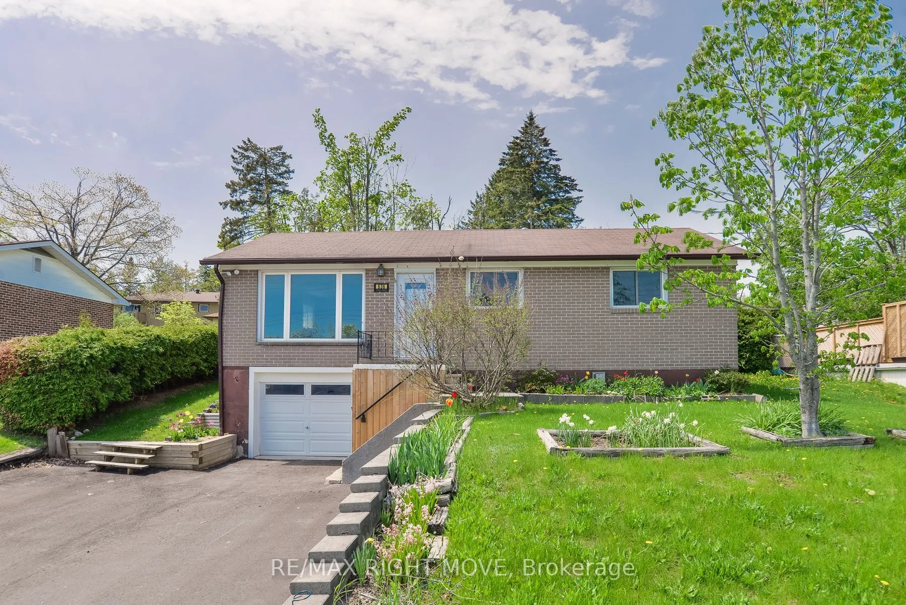 636 Mississaga Street W