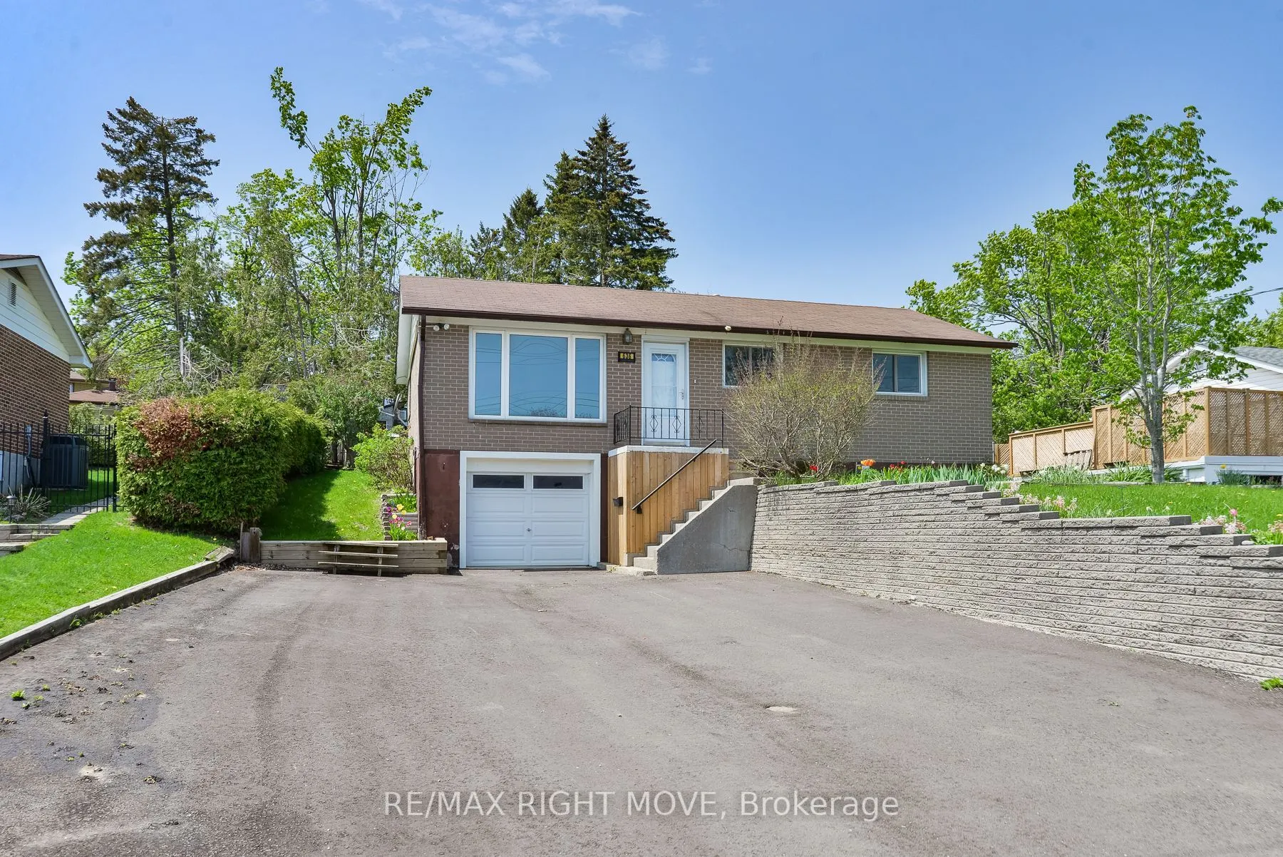 636 Mississaga Street W