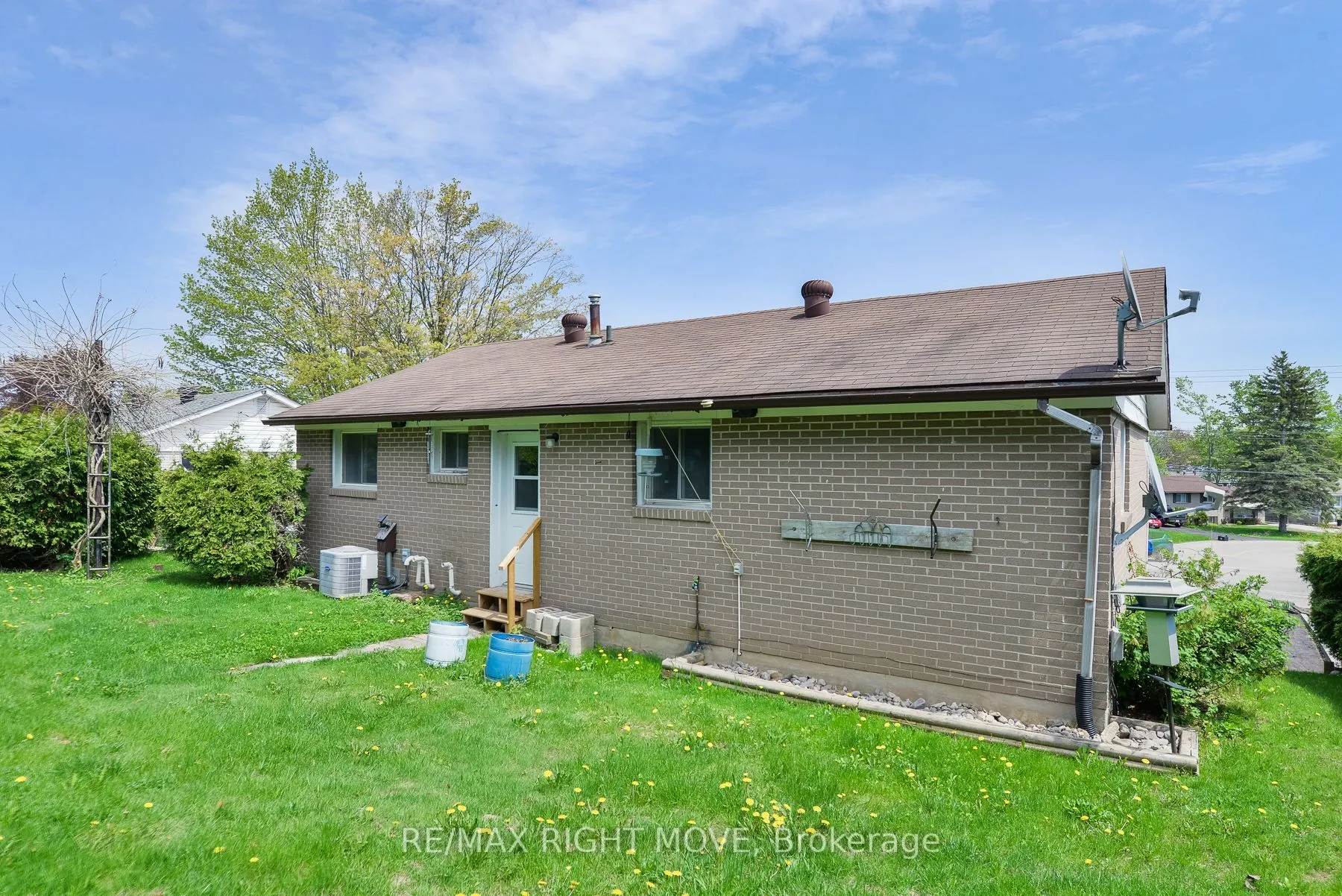 636 Mississaga Street W