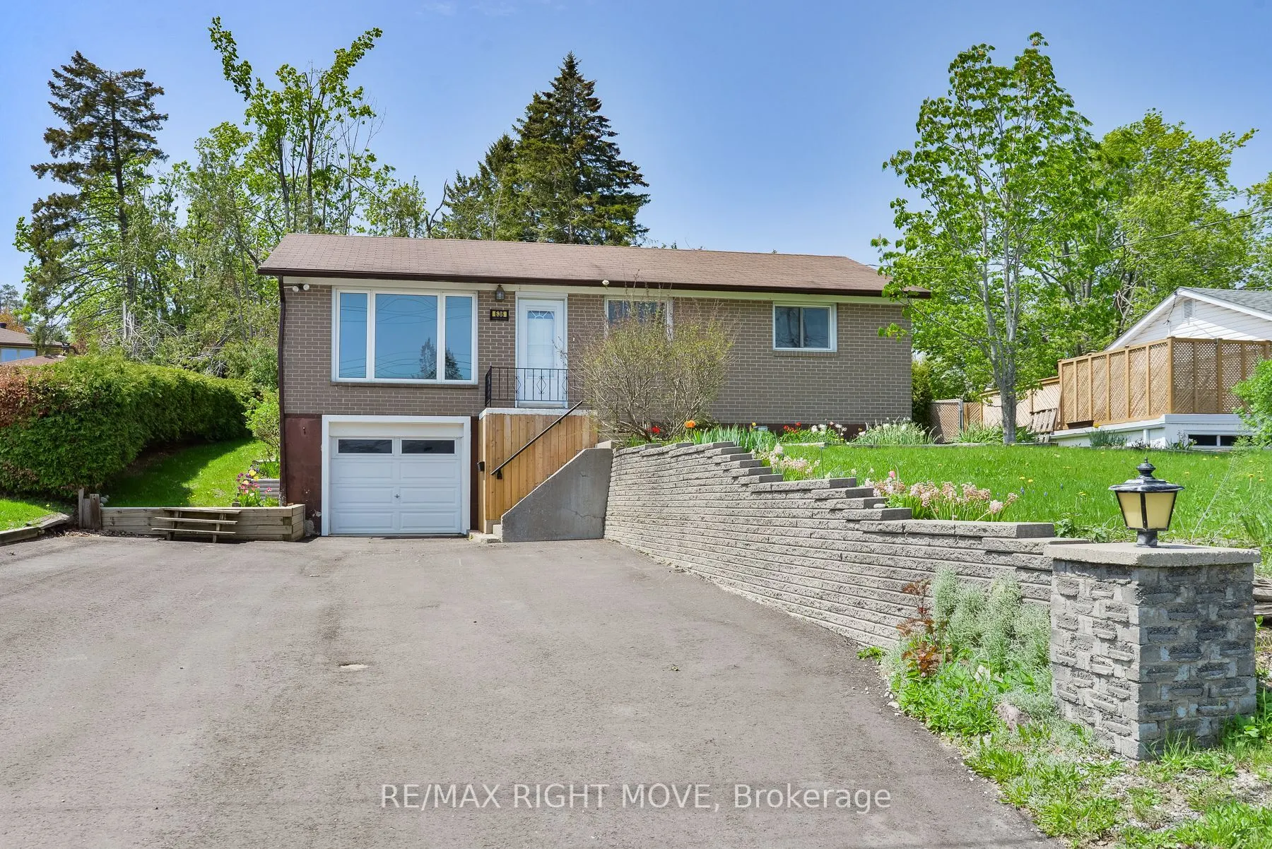 636 Mississaga Street W
