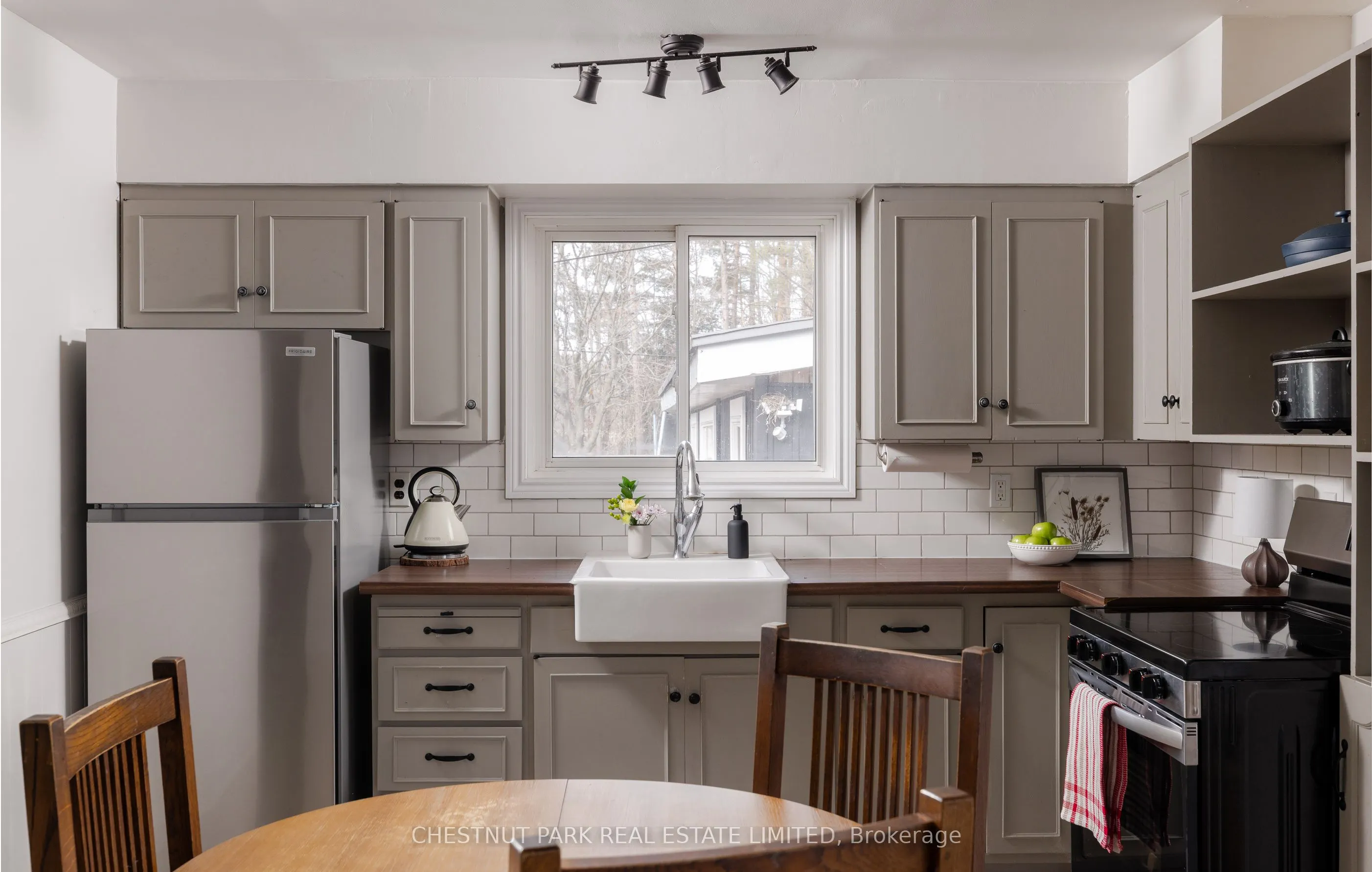 47 Lakeshore Road W