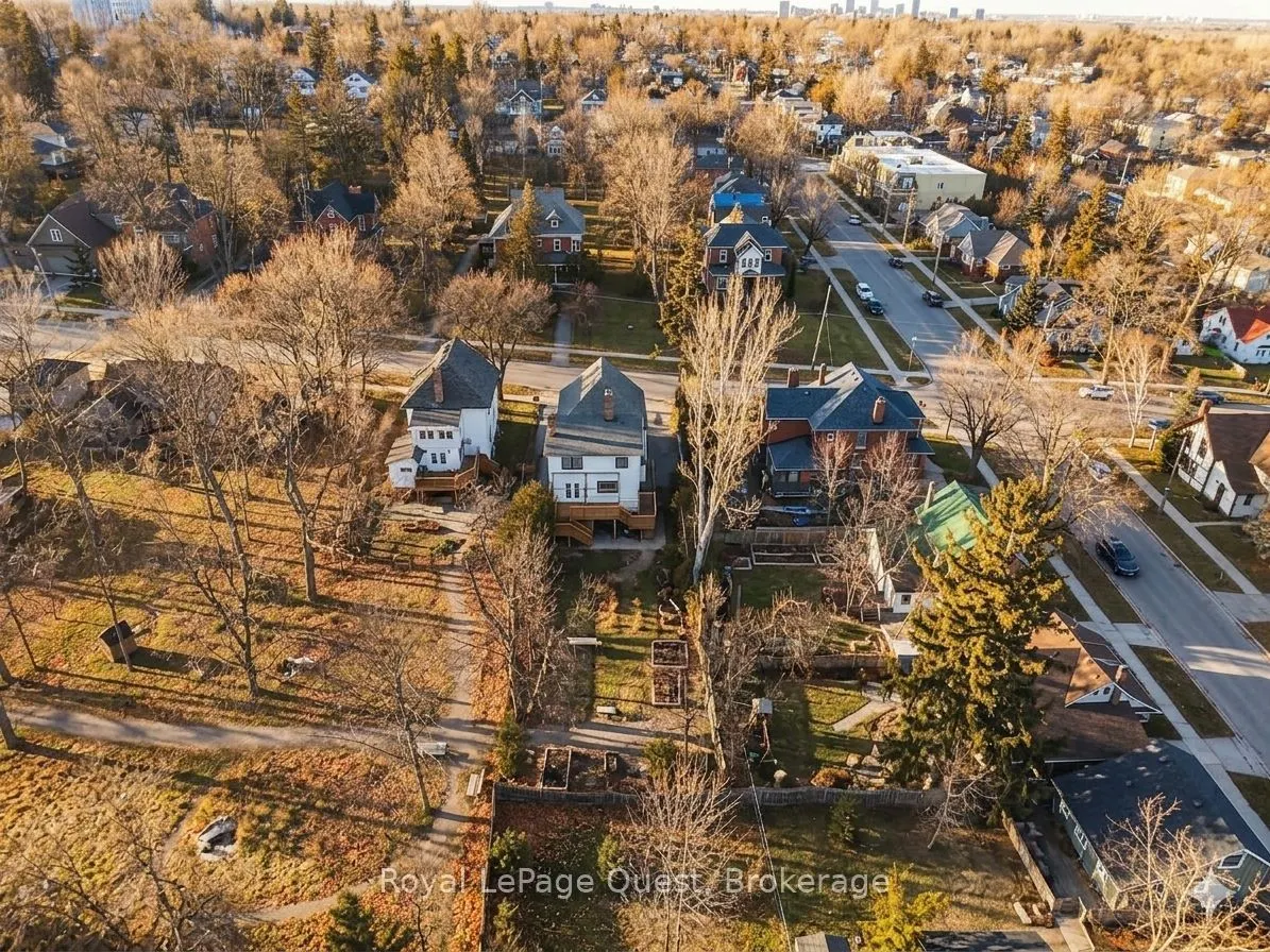 109 Brant Street E