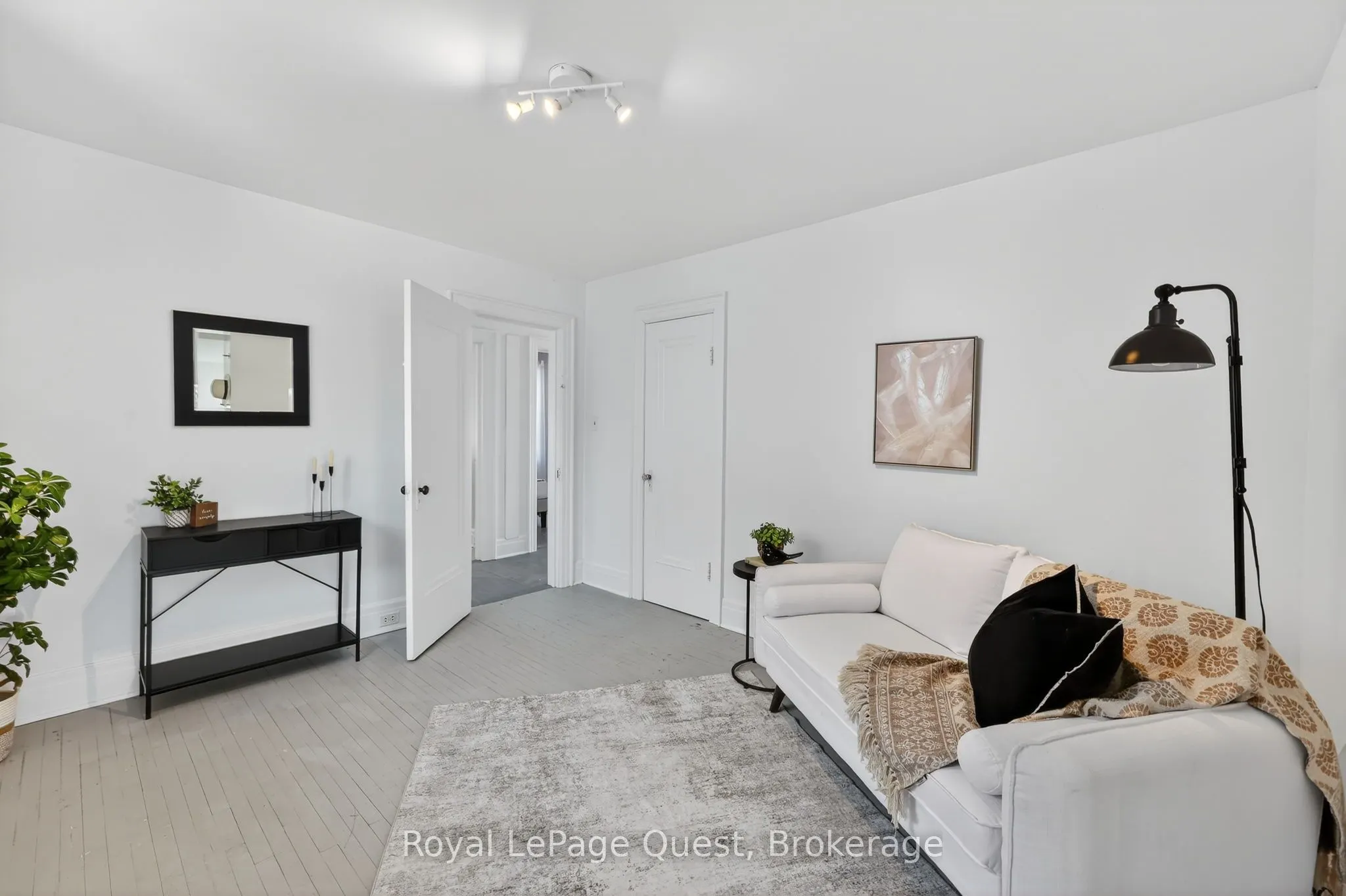 109 Brant Street E