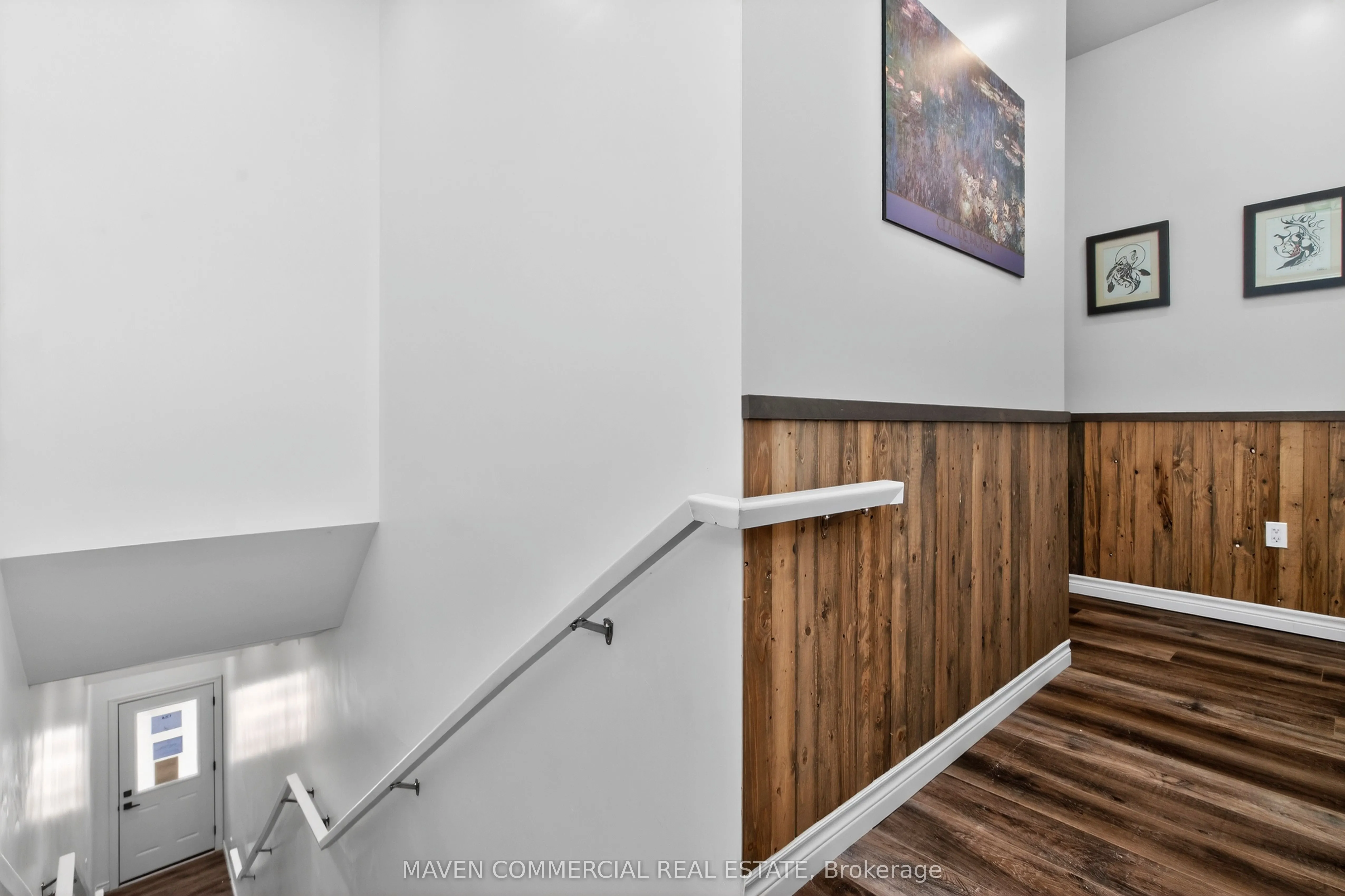 9 Queen Street W