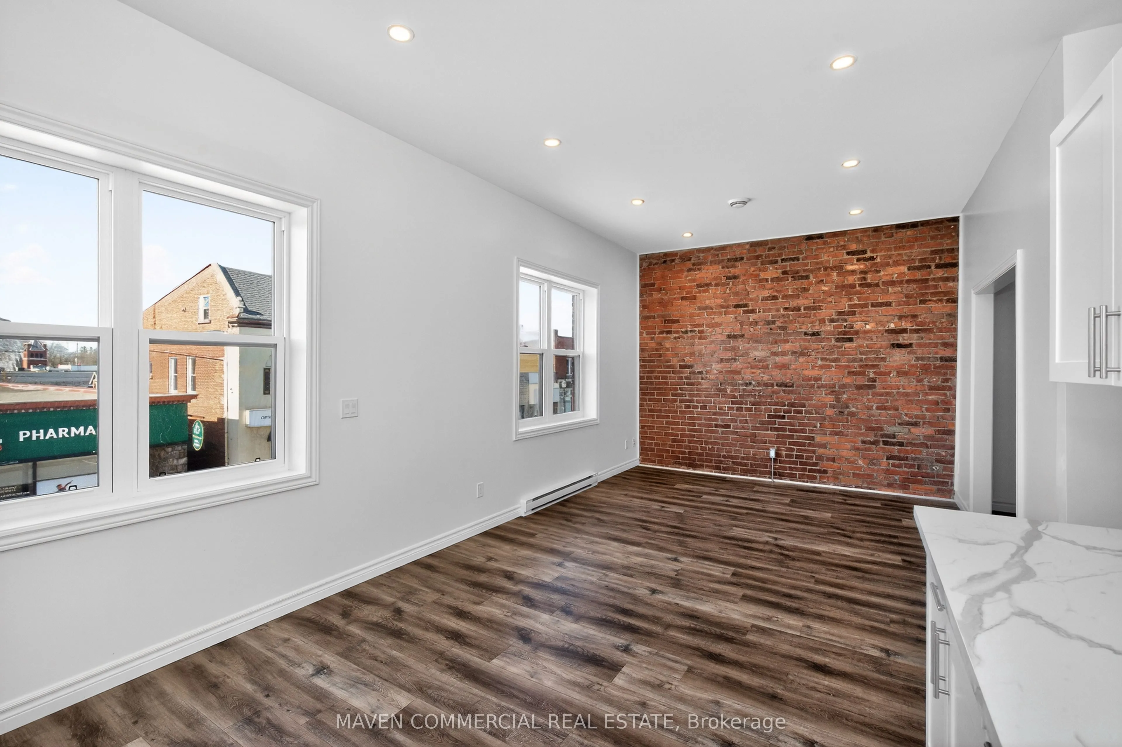 9 Queen Street W
