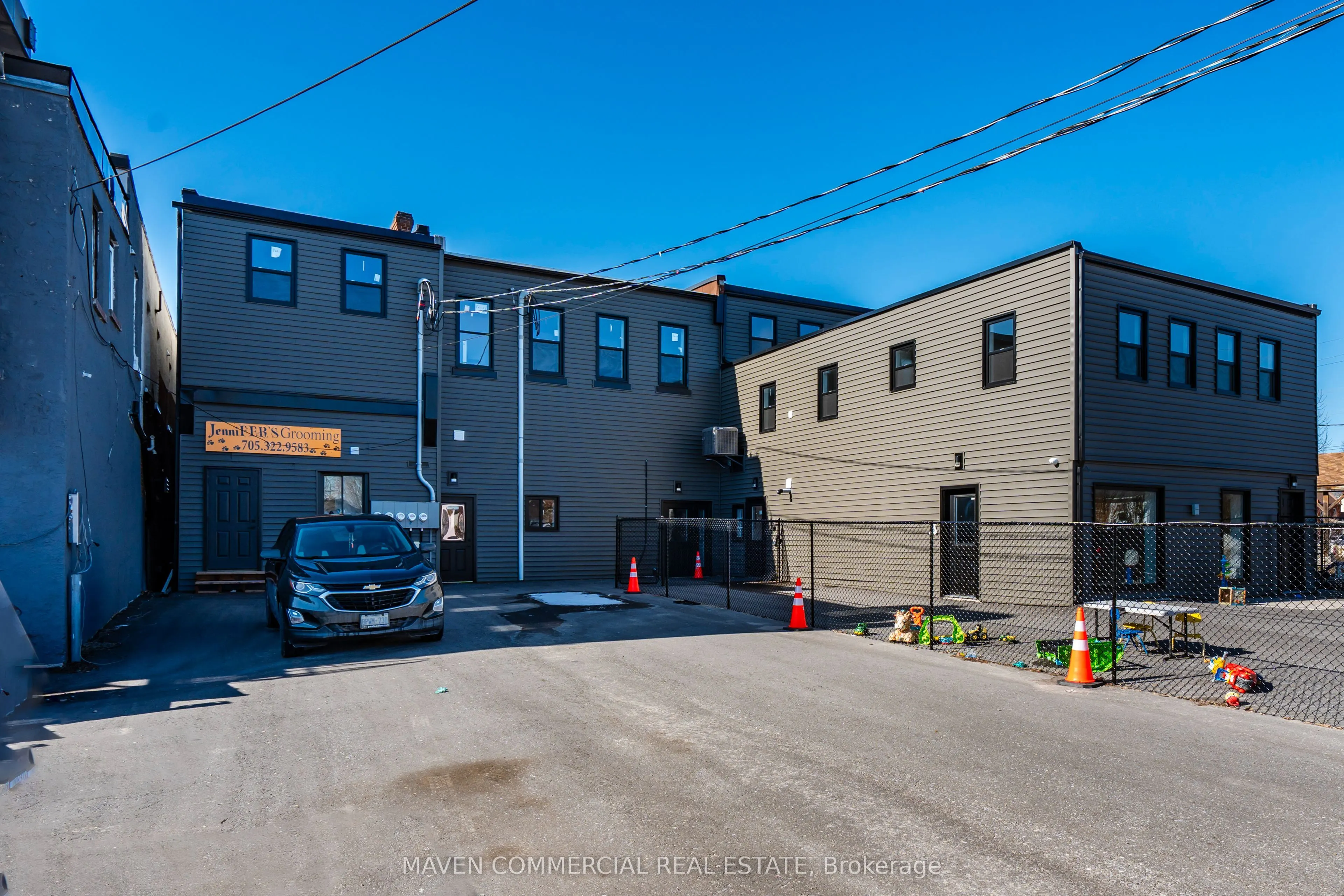 9 Queen Street W
