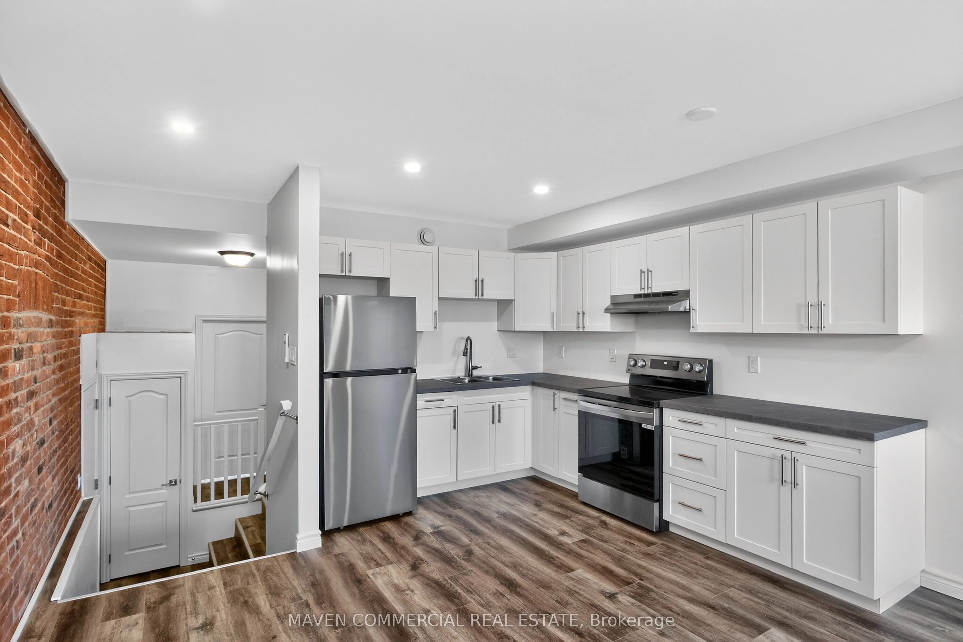 9 Queen Street W
