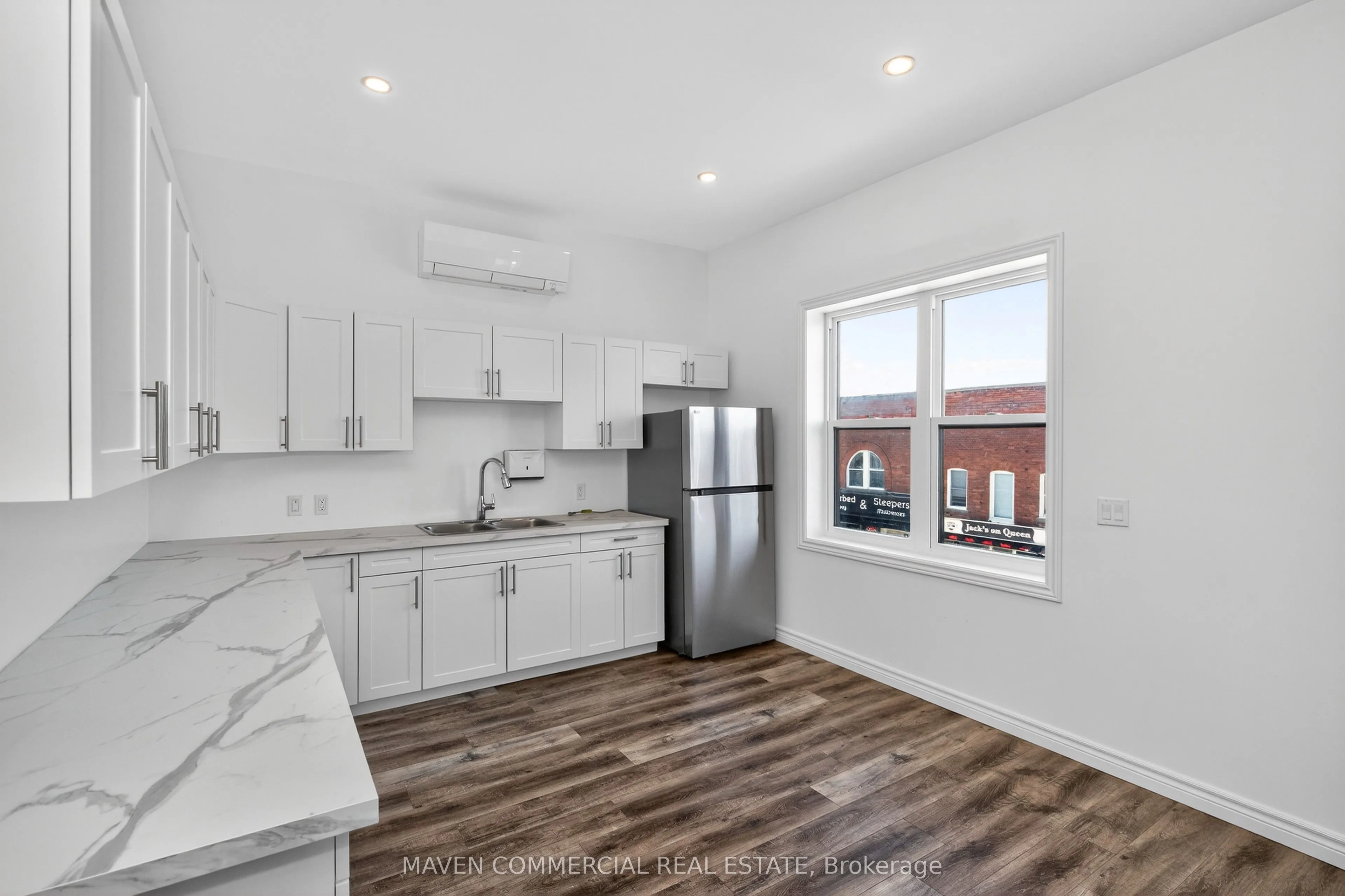 9 Queen Street W