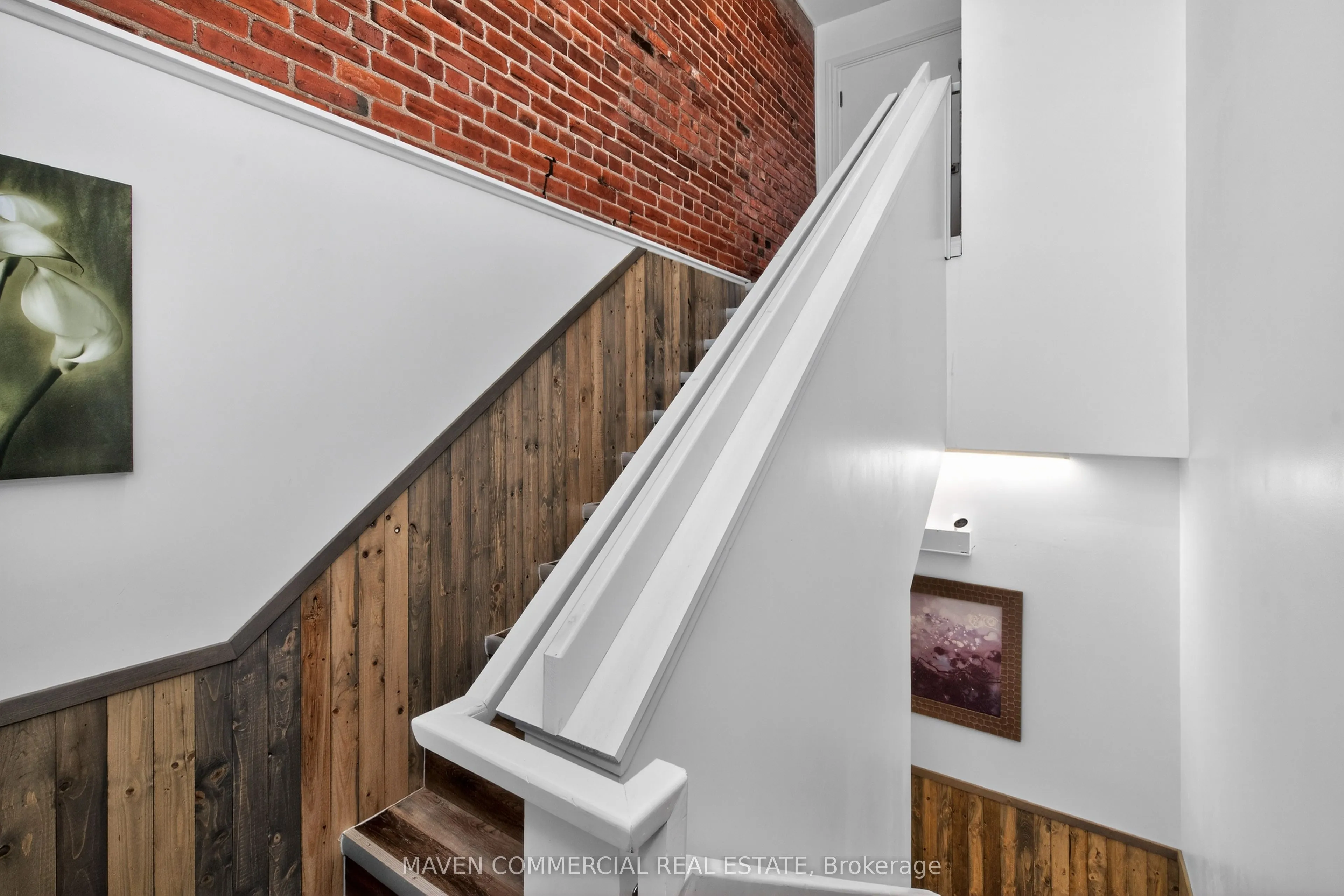 9 Queen Street W