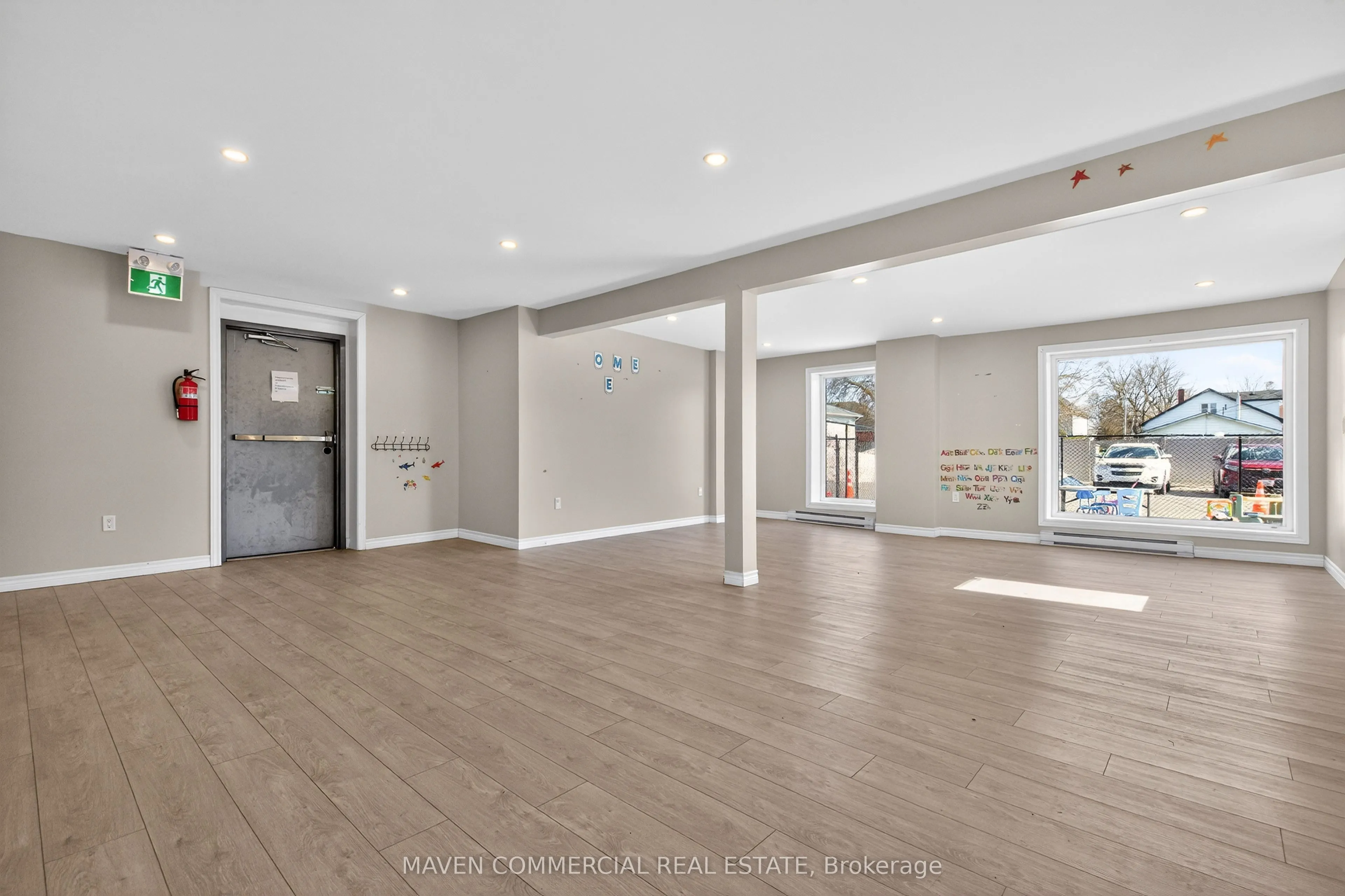 9 Queen Street W
