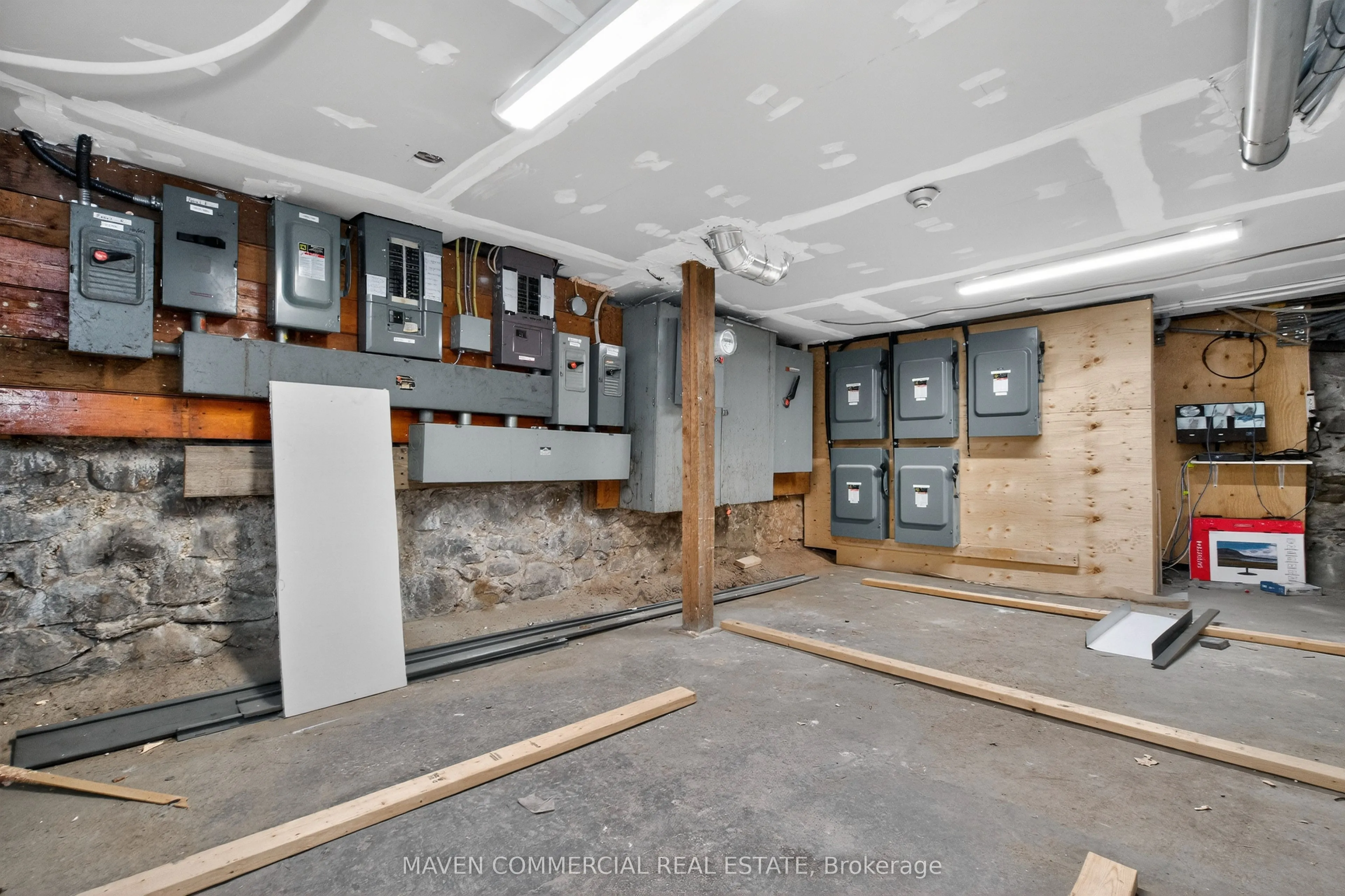 9 Queen Street W