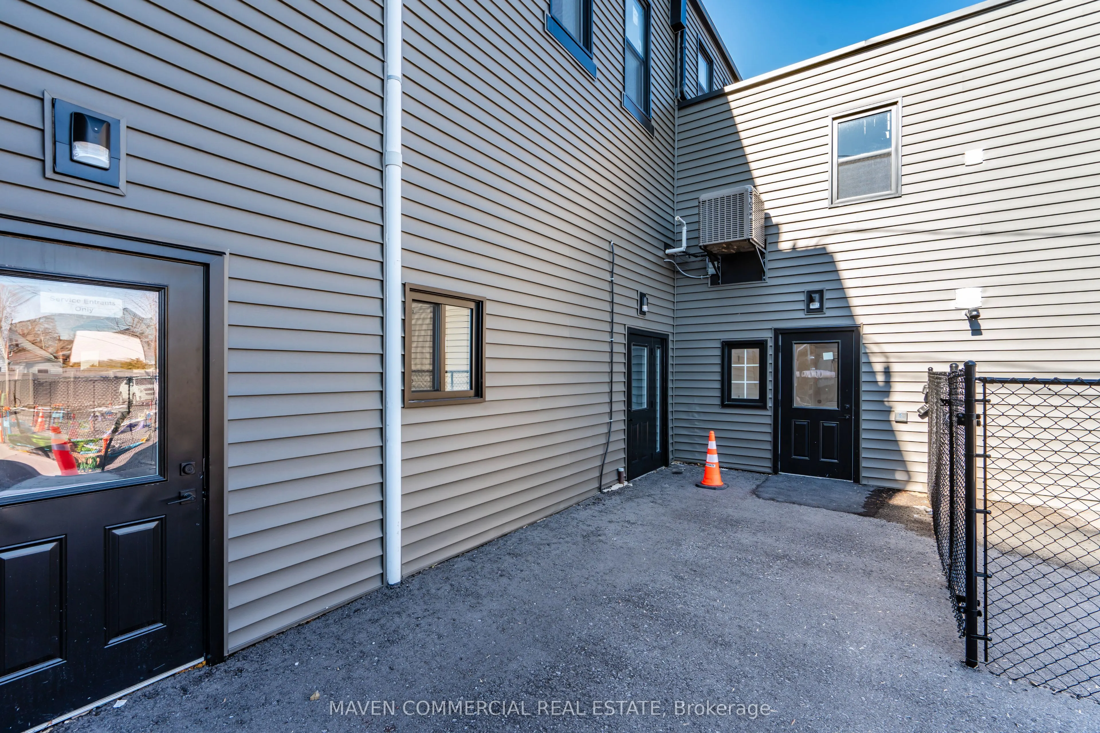 9 Queen Street W