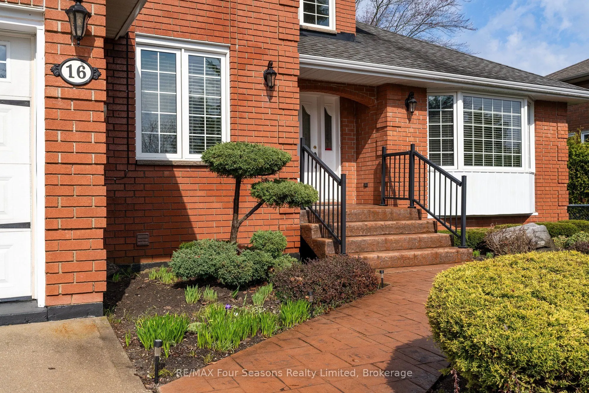 16 Carmichael Crescent