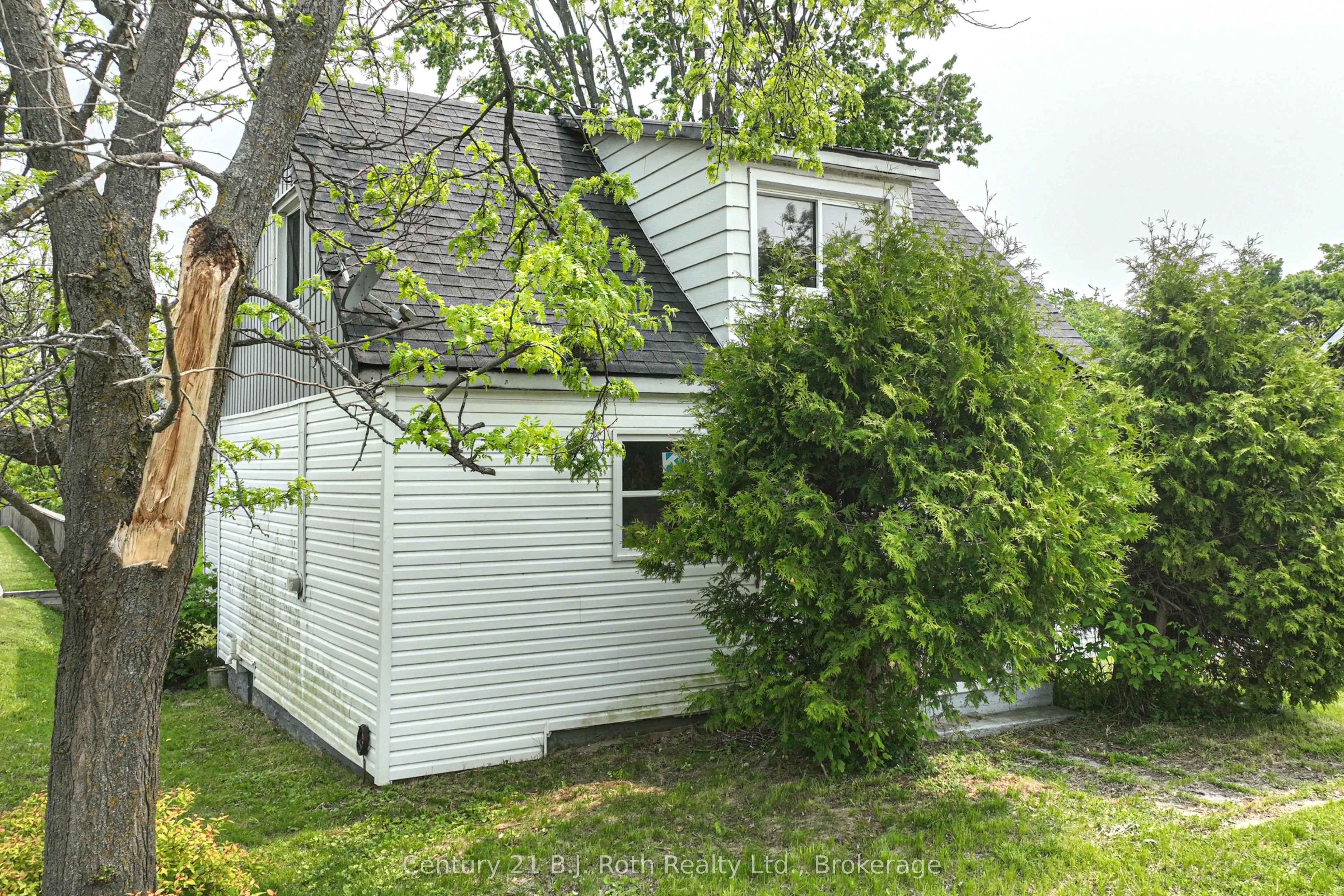 382 West Street N