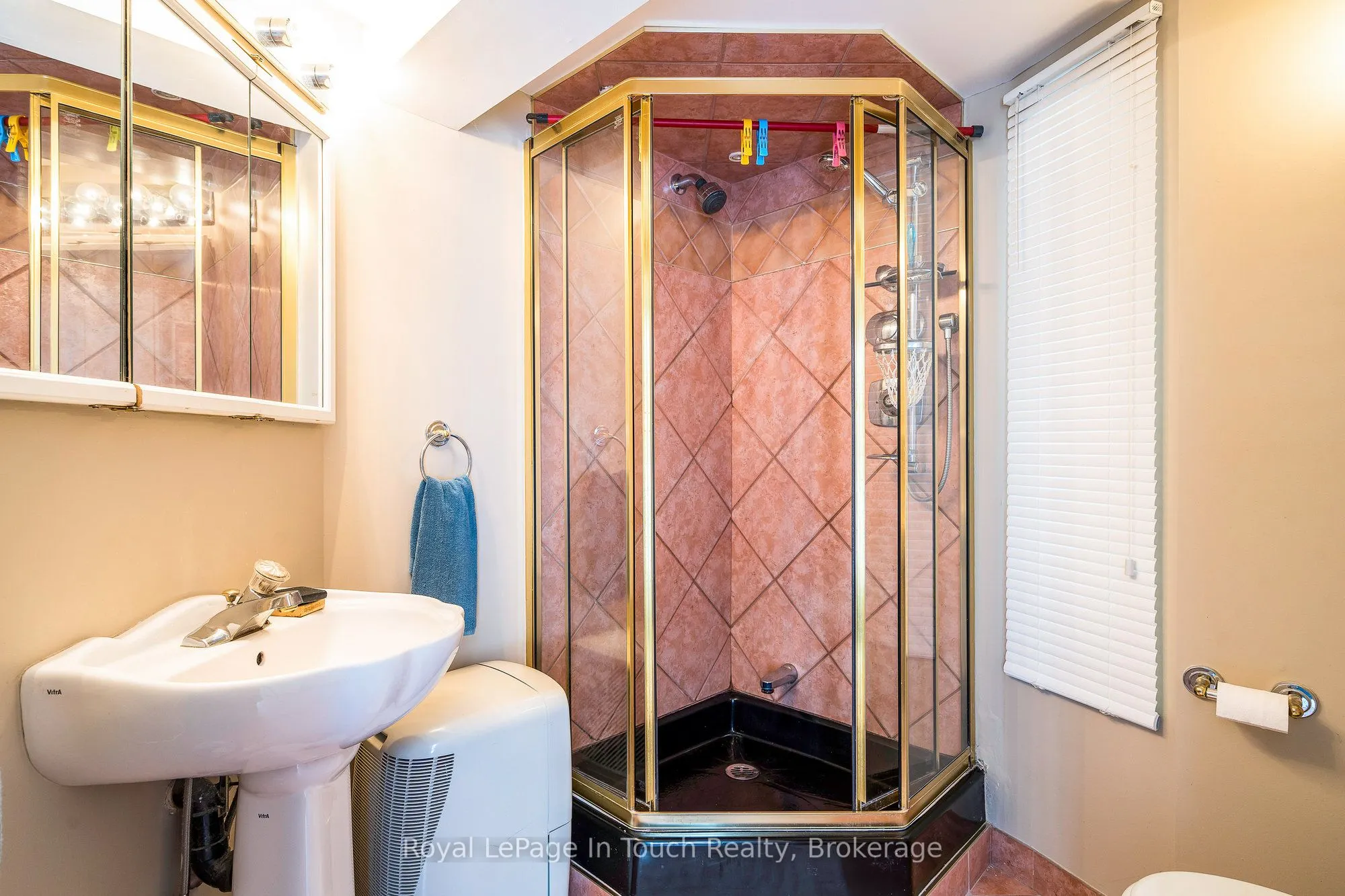 8 TINY BEACHES Road S