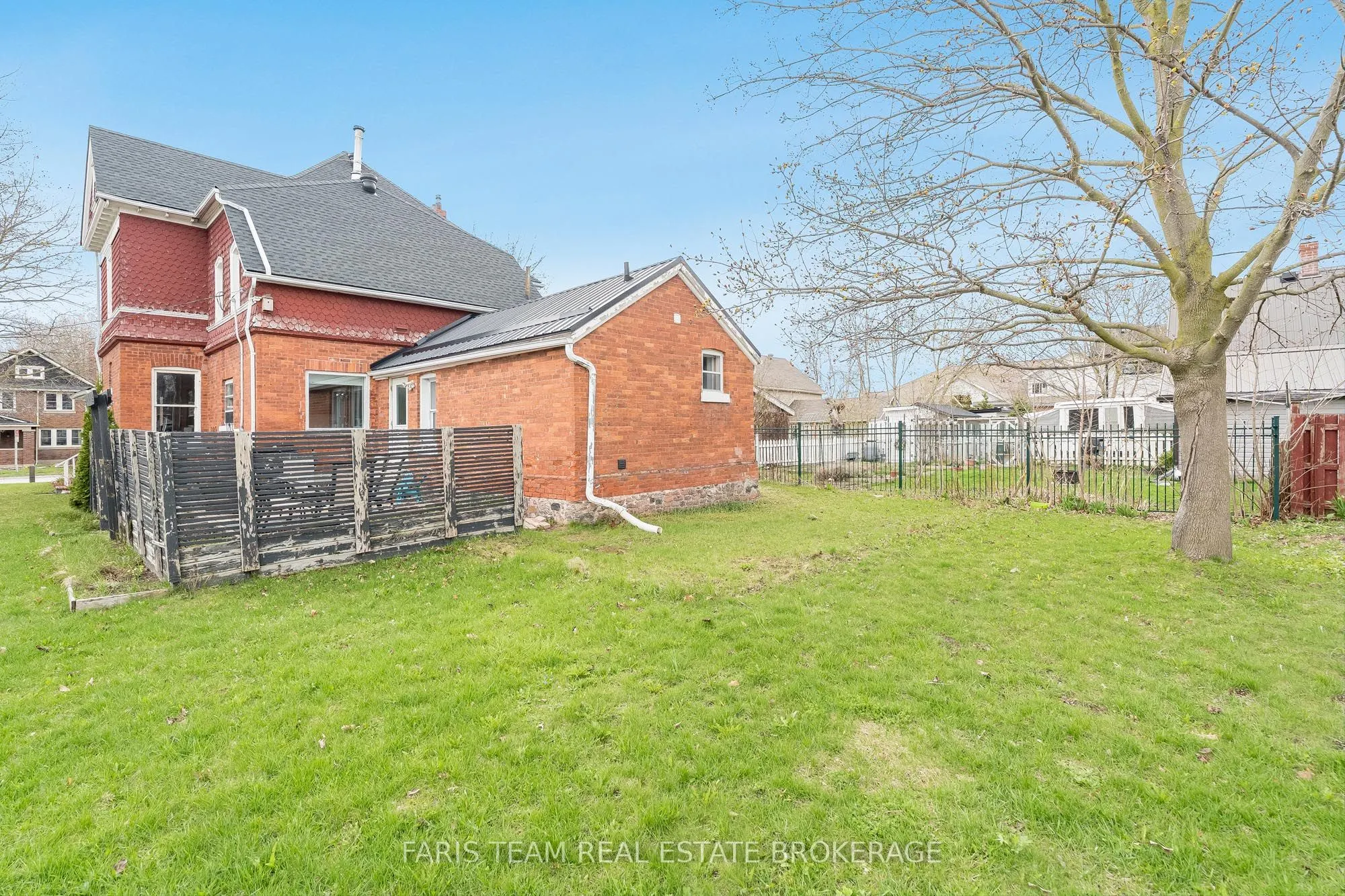 23 Yonge Street S