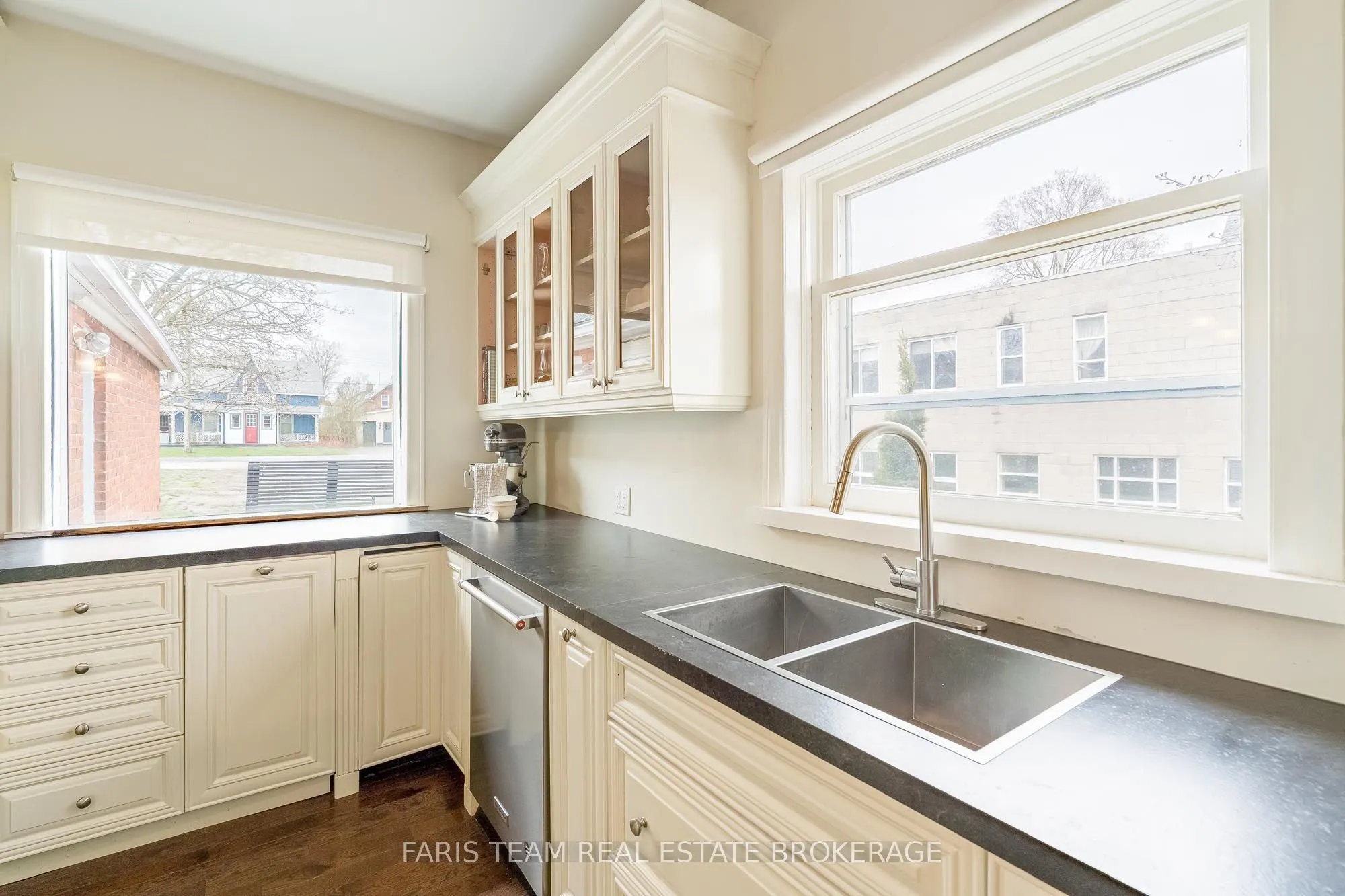 23 Yonge Street S