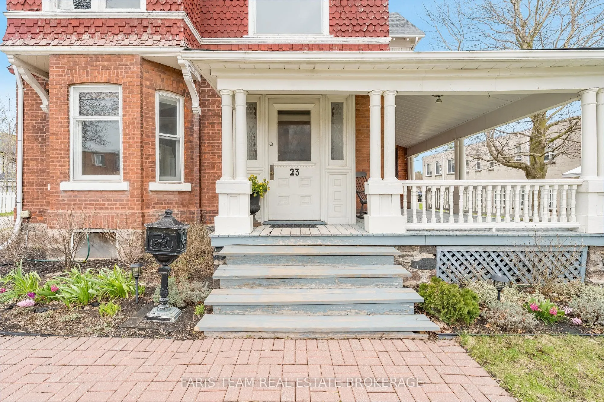 23 Yonge Street S