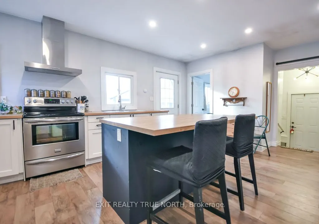 125 Queen Street W