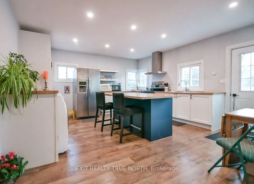 125 Queen Street W