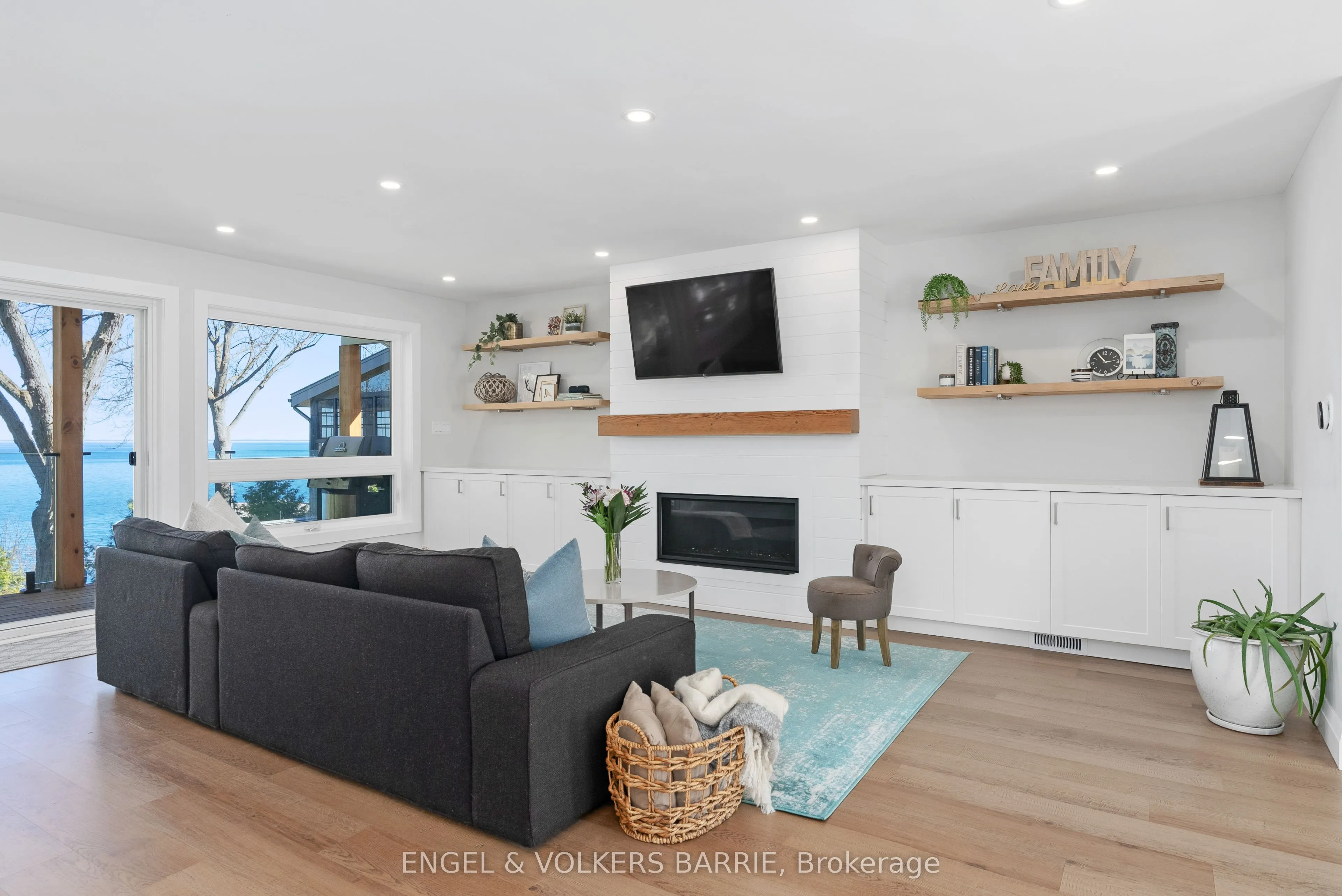 2371 Lakeshore Road E