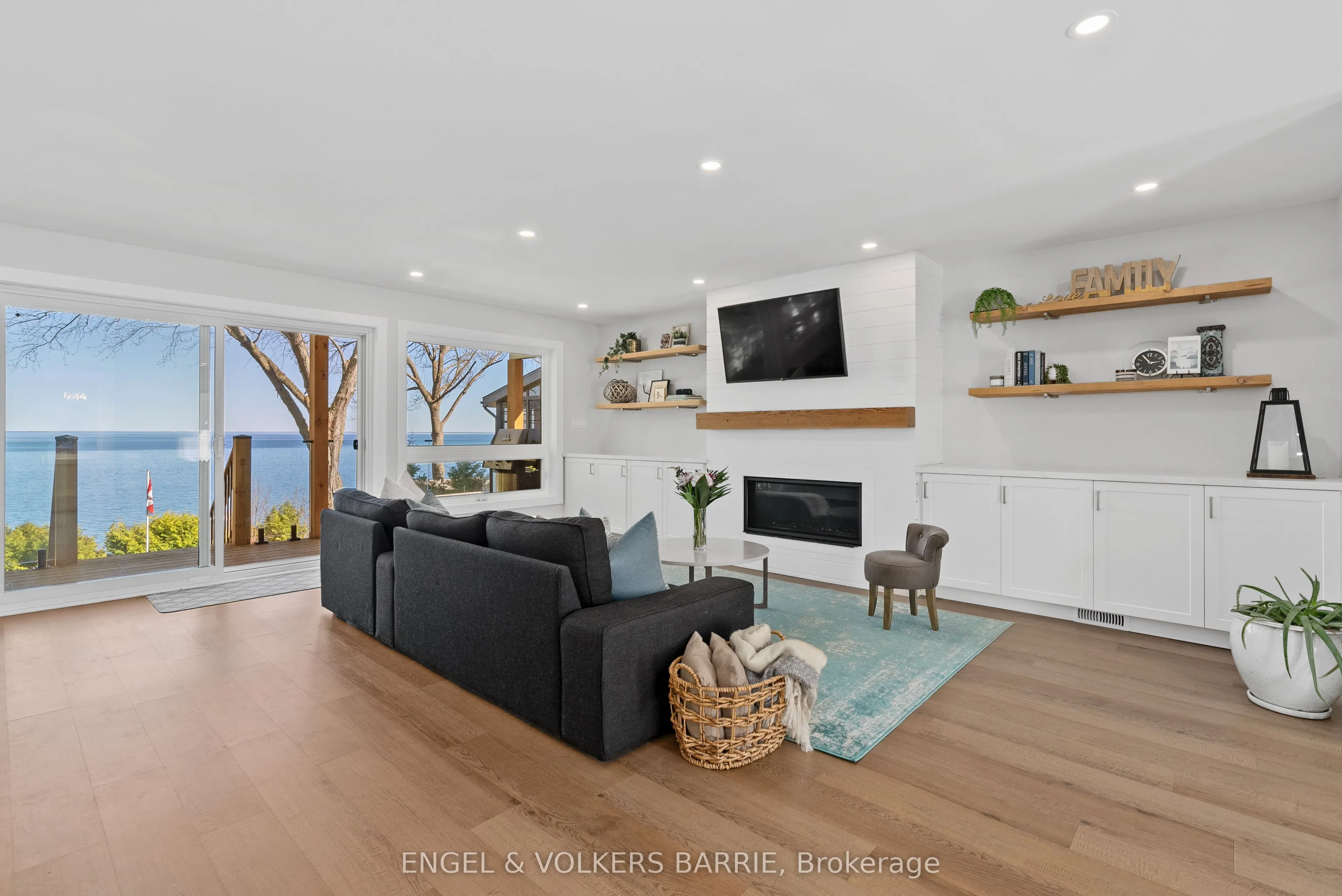 2371 Lakeshore Road E