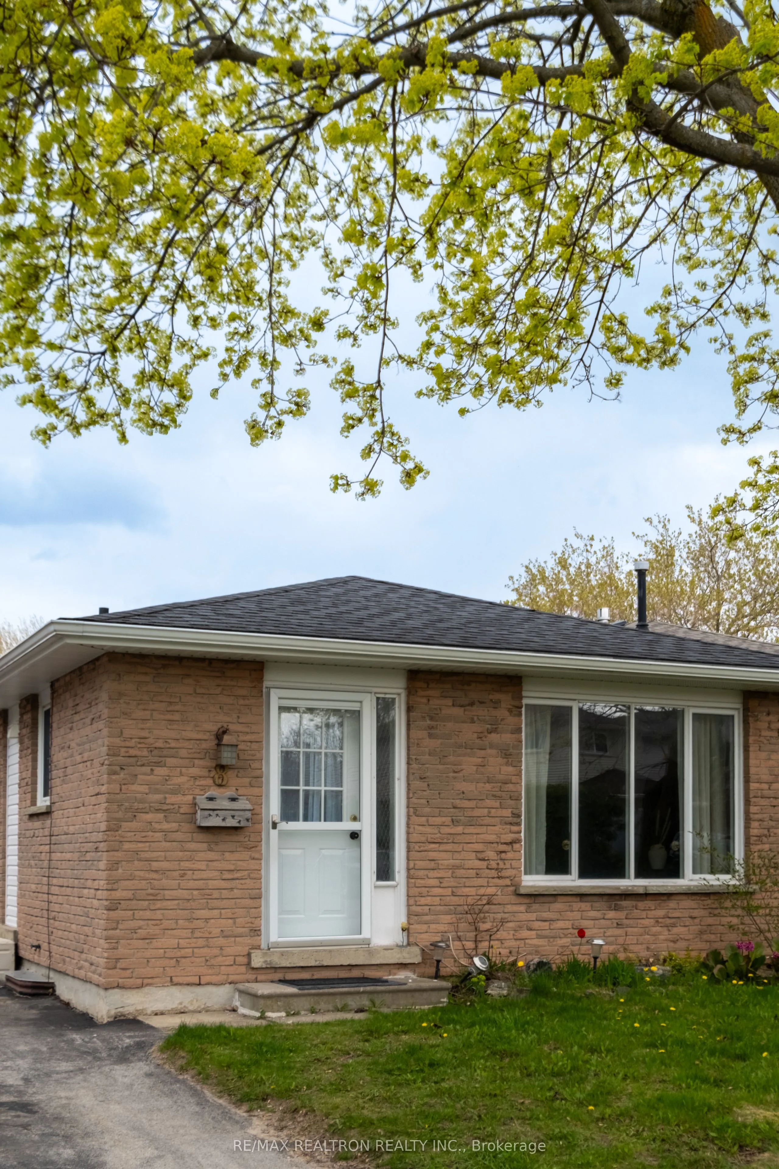 8 Courtice Crescent