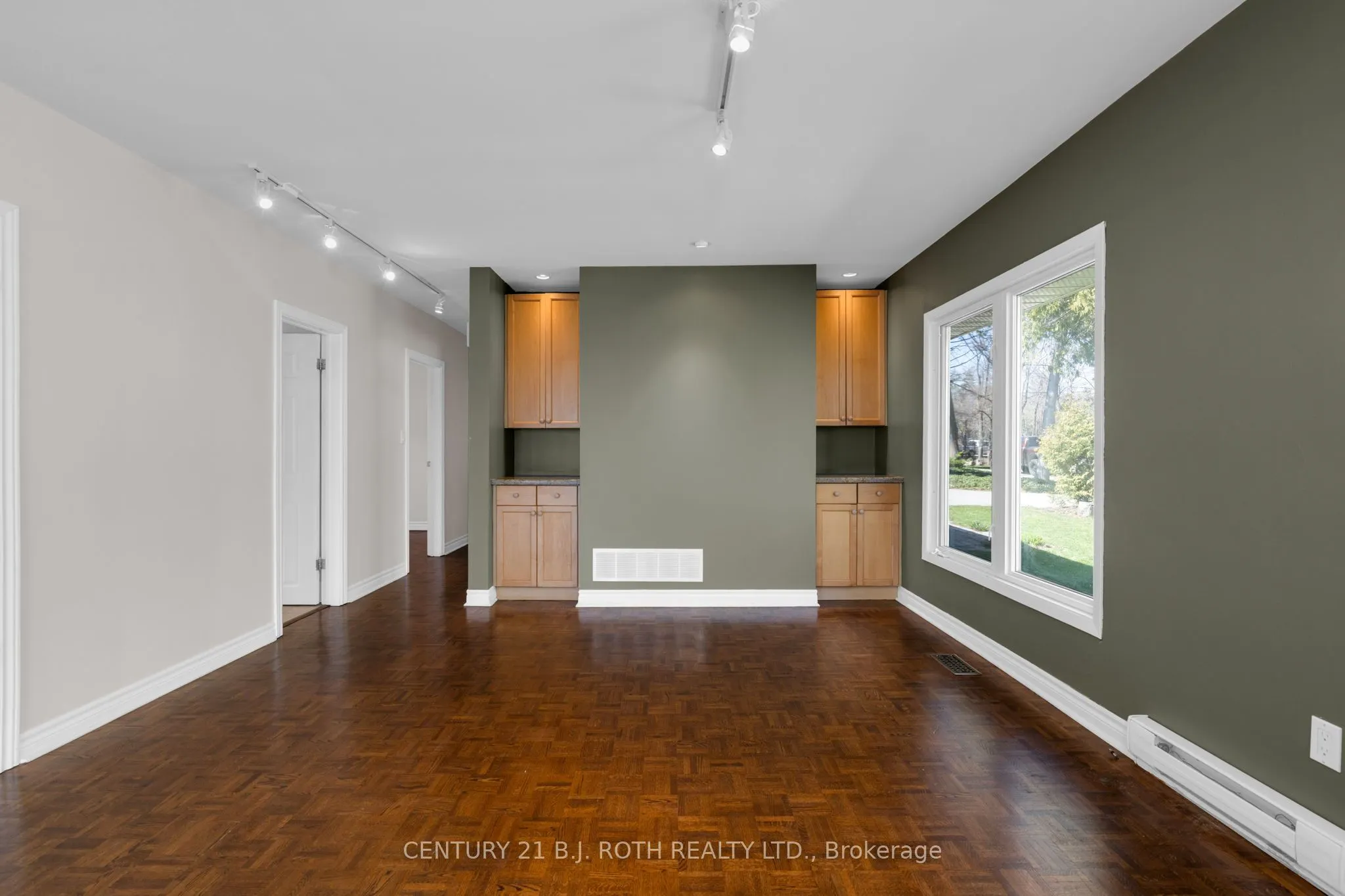 49 Lakeshore Road E