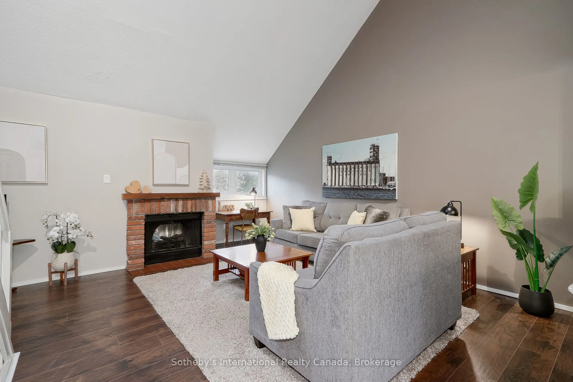 214 Escarpment Crescent #214