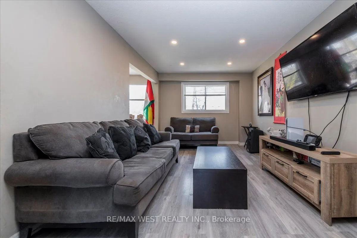 68 Chaucer Crescent